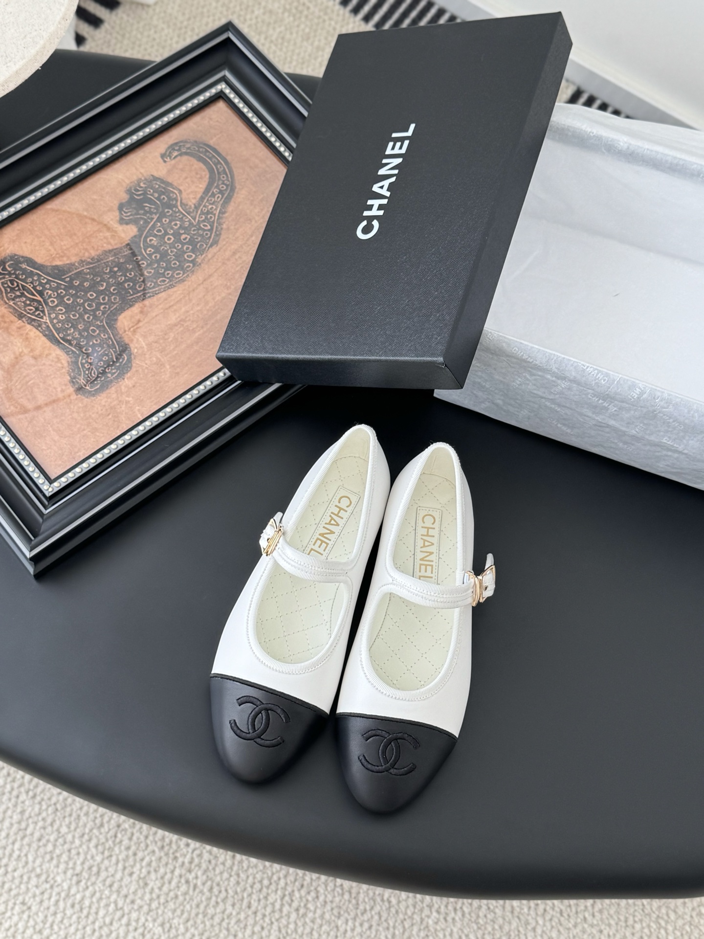 NO:233558,P cloth leather, new colors and new Chanel 25s catwalk style Mary Jane single shoes are simple yet sweet and playful!  Corduroy twill splicing fabric, three-dimensional electric embroidery logo, solid color fabric is refreshing and easy to match, and it is more hesitant with buttons. Inner sheepskin leather big soles Size: 35-40, Mary Jane, chanel, mary jane, sheepskin, Leather soles19860909P布 皮 新色上新 Chanel 25s走秀款玛丽珍单鞋 简约又不失甜美俏皮！ 灯芯绒斜纹拼接面料,立体电绣logo,纯色面料清爽易搭,搭配扣子更加跟脚.内里羊皮 真皮大底 Size:35-40,玛丽珍,chanel,mary jane,sheepskin,Leather soles,Women's Shoes