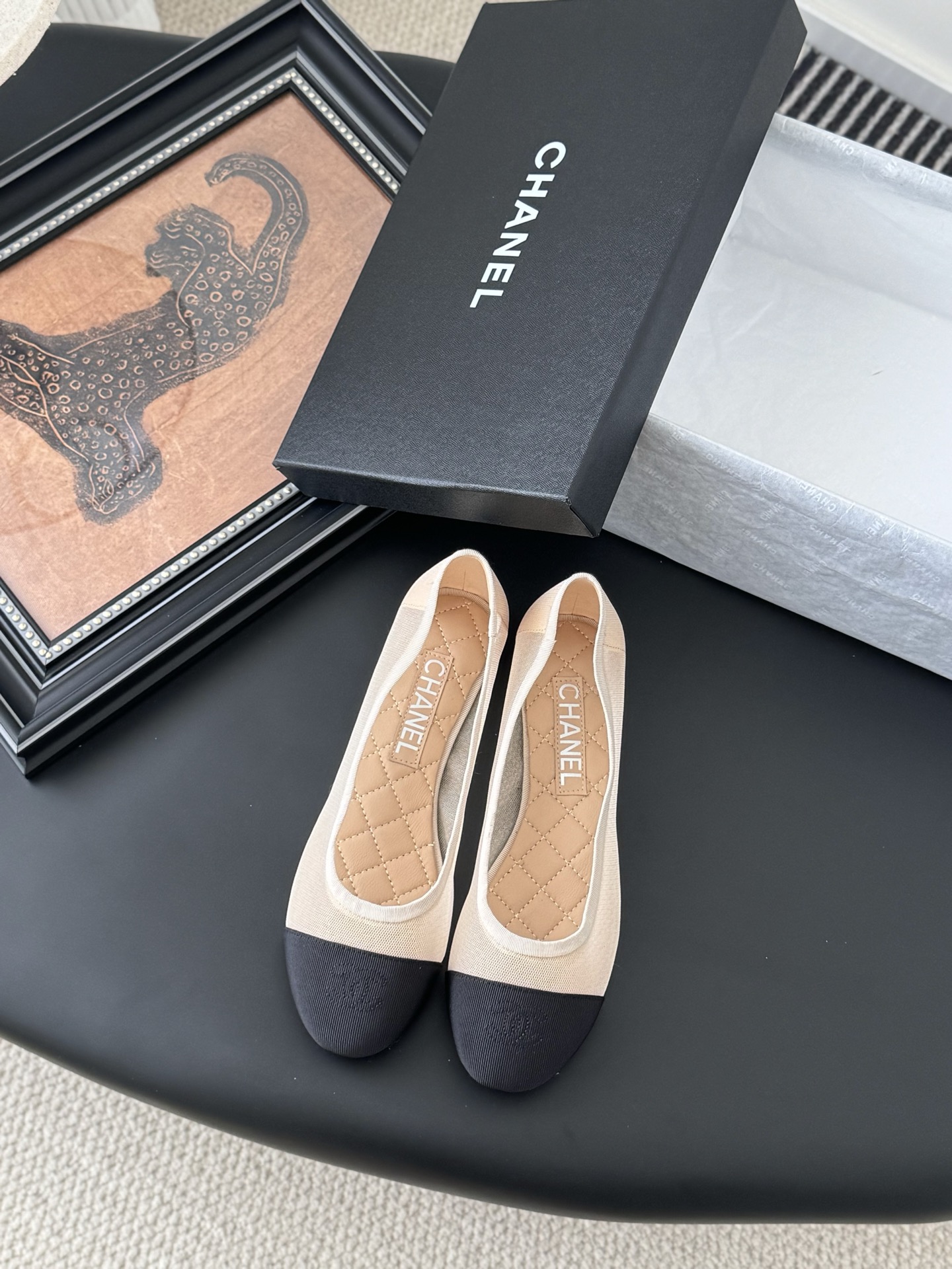 NO:233549,Chanel 25s catwalk Mary Jane mesh shoes are simple yet sweet and playful!  Mesh fabric, three-dimensional electric embroidery logo, solid color fabric is refreshing and easy to match, and it is more hesitant with buttons. Inner sheepskin leather big soles Size: 35-39 Other sizes customized, Mary Jane, chanel, mary jane, sheepskin, Leather soles19860909Chanel 25s走秀款玛丽珍网纱单鞋 简约又不失甜美俏皮！ 网纱面料,立体电绣logo,纯色面料清爽易搭,搭配扣子更加跟脚.内里羊皮 真皮大底 Size:35-39 其它码数定做,玛丽珍,chanel,mary jane,sheepskin,Leather soles,Women's Shoes