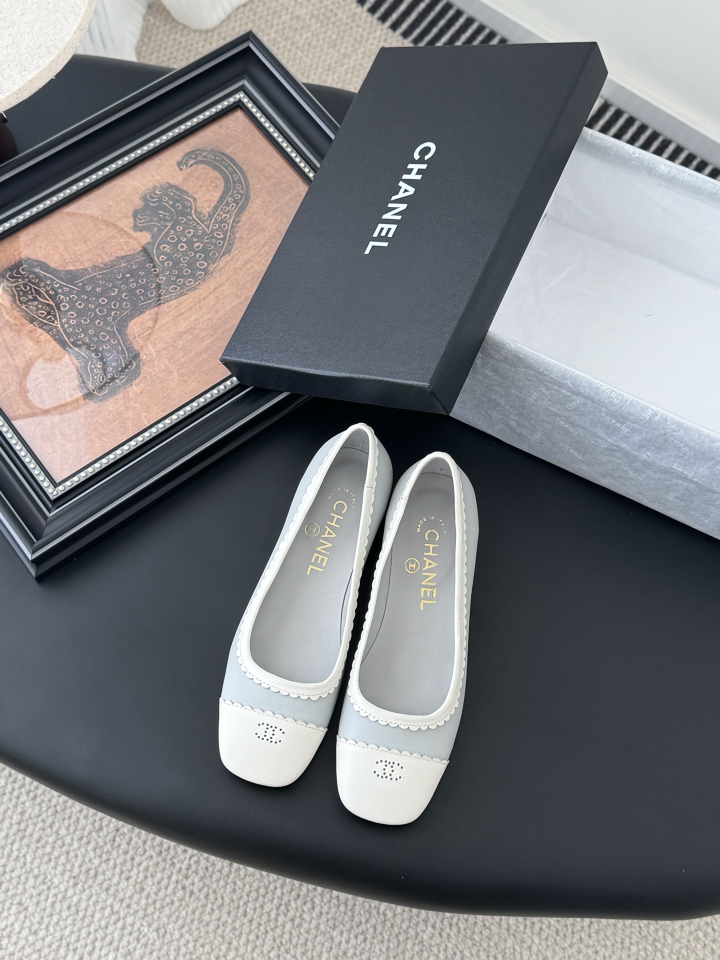 NO:233553,Chanel 25s catwalk Mary Jane single shoes are simple yet sweet and playful!  Cowhide fabric, three-dimensional electric embroidery logo, solid color fabric is refreshing and easy to match, and it is more hesitant with buttons. Inner sheepskin leather big soles Size: 35-39 Other sizes customized, Mary Jane, Chanel, Mary jane, cowhide, sheepskin, Leather soles19860909Chanel 25s走秀款玛丽珍单鞋 简约又不失甜美俏皮！ 牛皮面料,立体电绣logo,纯色面料清爽易搭,搭配扣子更加跟脚.内里羊皮 真皮大底 Size:35-39 其它码数定做,玛丽珍,chanel,mary jane,cowhide,sheepskin,Leather soles,Women's Shoes