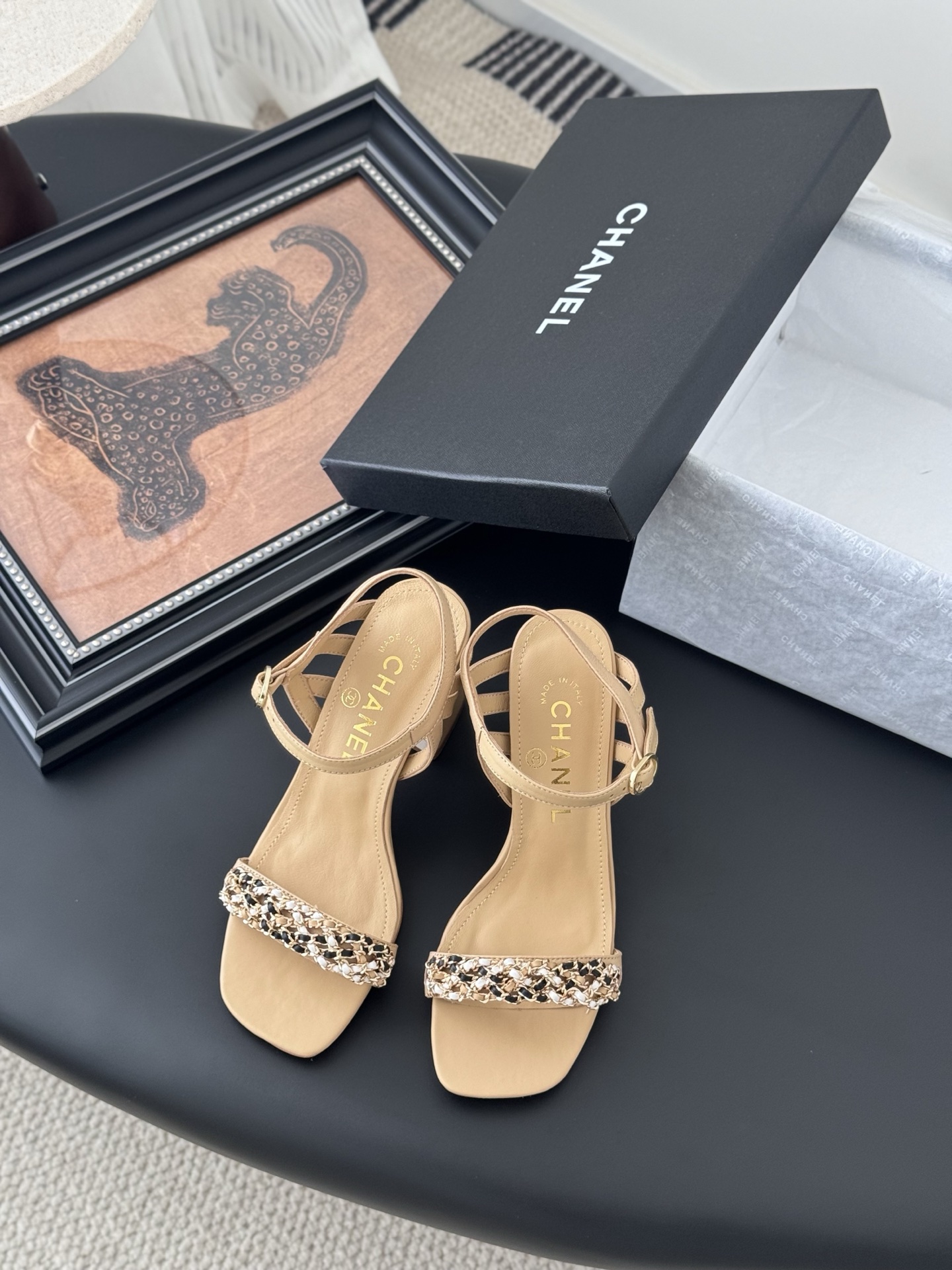 NO:233547,Chanel 25s new chain sandals, simple but not simple, the foot is particularly thin. Customized upper surface, inner foot pad sheepskin, thickened leather soles. Size: 35-39 Other sizes customized, sandals, chanel, sandals, sheepskin, Leather soles19860909Chanel 25s新款链条凉鞋 简约而不简单的款,上脚特别显脚细. 鞋面定制面,内里垫脚羊皮,加厚真皮大底. Size:35-39 其它码数定做,凉鞋,chanel,sandals,sheepskin,Leather soles,Women's Shoes