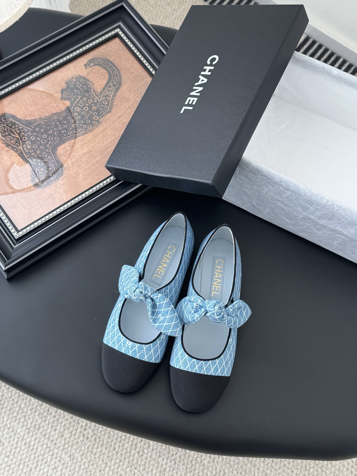 NO:233544,Chanel 25C Early Spring Mary Jane Single Shoes Series Shoes This season's shoes are great!  The pure black Mary Jane is very comfortable on her feet and the upper is soft, so you don’t have to worry about getting your feet worn. The rabbit ears are also cute, and the black and white color combination and black cloth look very good. The upper cowhide inner sheepskin leather outsole Size: 35-39 Other sizes are customized, Mary Jane, chanel, mary jane, cowhide, sheepskin, Leather soles19860909Chanel 25C早春玛丽珍单鞋系列 这一季的鞋子都很棒耶！ 纯黑色玛丽珍上脚很舒服鞋面皮质也很软,不用担心会磨脚.兔耳朵也好可爱,黑白拼色和黑色布面都很好看. 鞋面牛皮 内里羊皮 真皮大底 Size:35-39 其它码数定做,玛丽珍,chanel,mary jane,cowhide,sheepskin,Leather soles,Women's Shoes