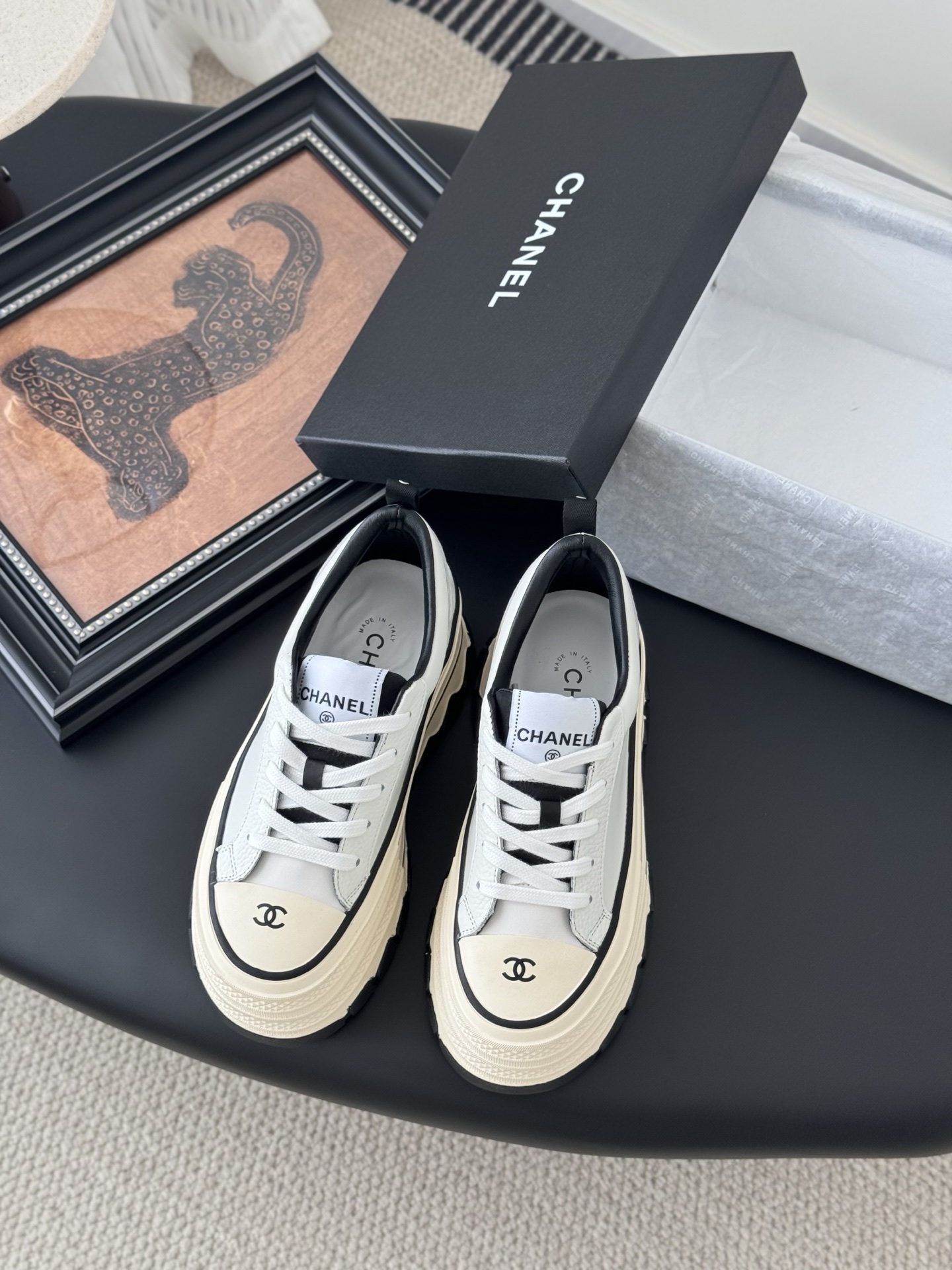 NO:233533,Chanel 25C hidden casual white shoes!  Vintage is full of sense, the medieval replica model is get~ The white shoes are suitable for spring and summer, and the black and white splicing is very Chanel. It is very retro college-like with socks. Size: 35-40, casual shoes/sports shoes, chanel, sneakers, socks19860909Chanel 25C隐藏款休闲小白鞋！ Vintage感满满,中古复刻款get啦～ 小白鞋适配春夏,黑白拼接就很Chanel. 配合袜子就很复古学院的感觉. Size:35-40,休闲鞋/运动鞋,chanel,sneakers,socks,Women's Shoes