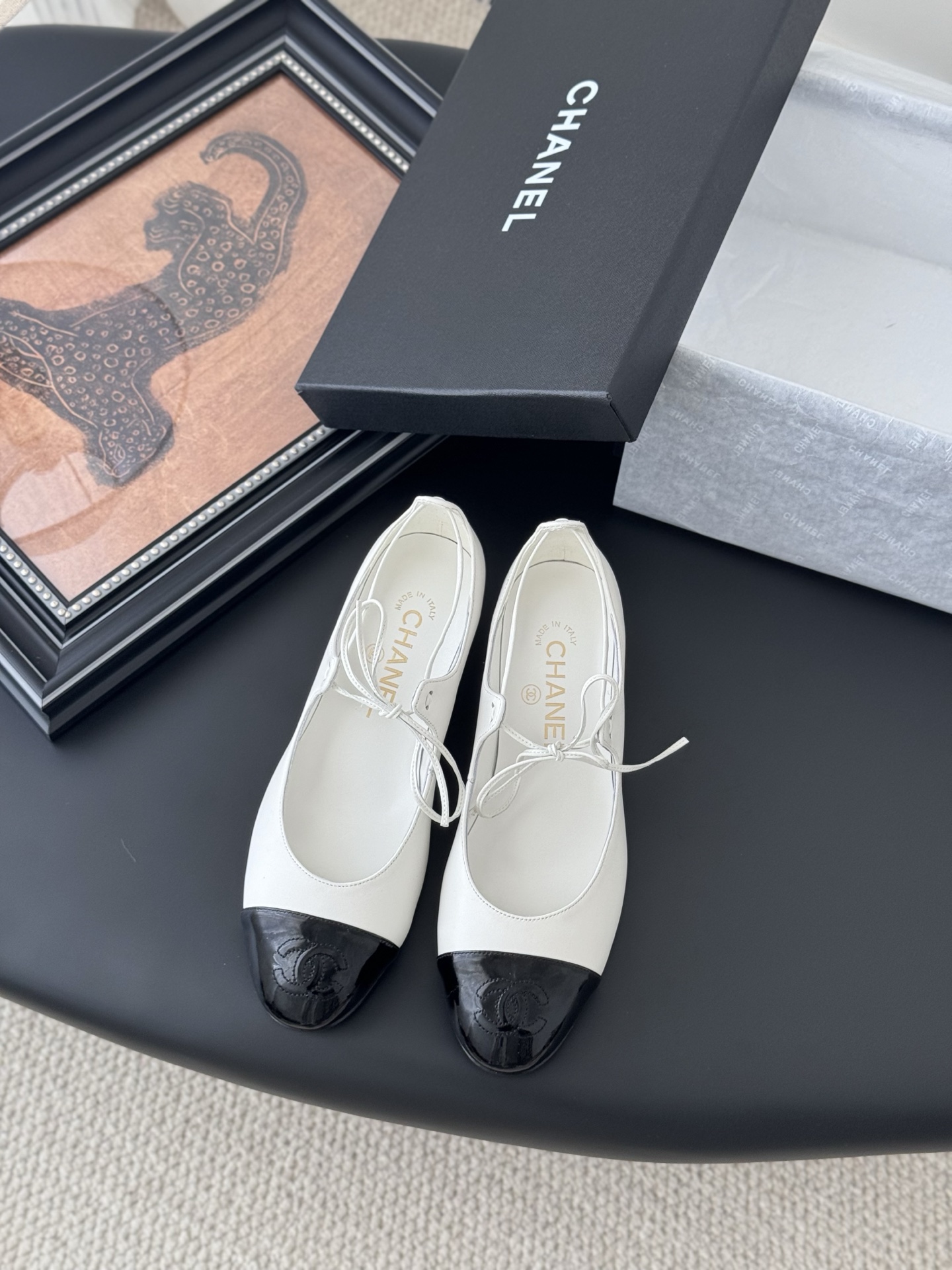 NO:233546,Chanel 25C catwalk Mary Jane single shoes are simple yet sweet and playful!  Three-dimensional electric embroidery logo, solid color fabric is refreshing and easy to match, and it is more hesitant with buttons. Inner sheepskin leather big soles Size: 35-40, Mary Jane, chanel, mary jane, sheepskin, Leather soles19860909Chanel 25C走秀款玛丽珍单鞋 简约又不失甜美俏皮！ 立体电绣logo,纯色面料清爽易搭,搭配扣子更加跟脚.内里羊皮 真皮大底 Size:35-40,玛丽珍,chanel,mary jane,sheepskin,Leather soles,Women's Shoes