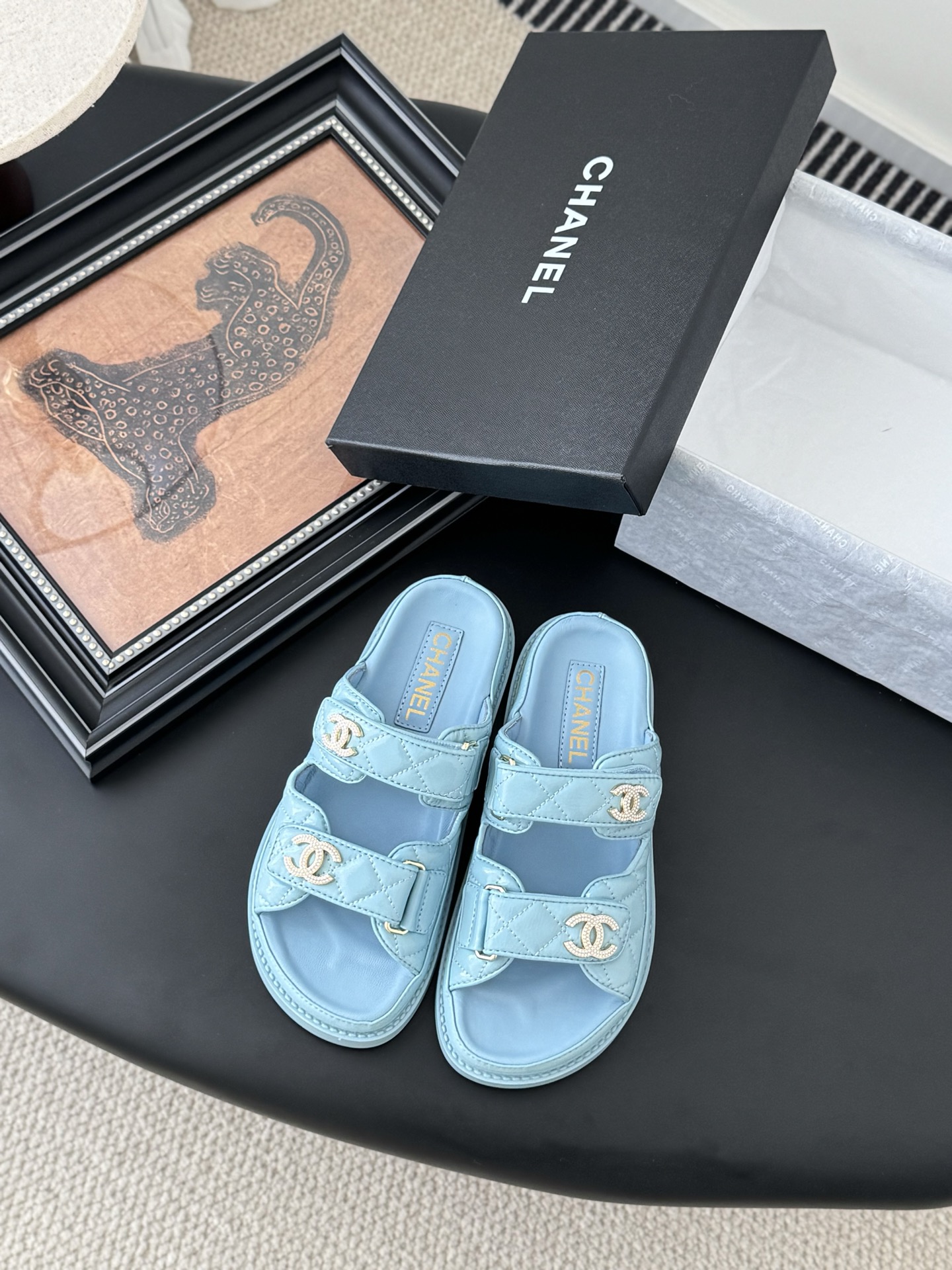 NO:233542,P semi-trail sandals genuine leather sole 30 Chanel 25 new Velcro sandal layout!  Top version of the product!  All colors are available in my home!  Imported upper fabric, sheepskin inside the footrest, original hardware buckle. All equipped with top-grade packaging for special counters!  Size:35-39 Other sizes customized, semi-slide sandals, chanel, sandals, sheepskin19860909P半拖 凉鞋 真皮底30 Chanel 25新魔术贴凉鞋版面！ 顶级对版货！ 所有的颜色我家都有！ 鞋面进口面料,垫脚内里羊皮,原版五金扣. 均配专柜顶级包装！ Size:35-39 其它码数定做,半拖凉鞋,chanel,sandals,sheepskin,Women's Shoes