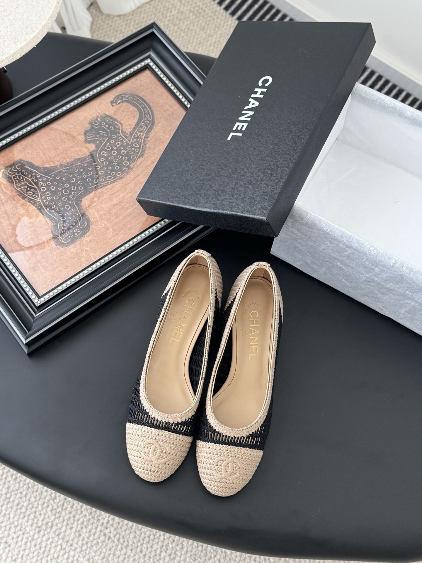 NO:233563,Chanel 25S new color ballet shoes original 1:1 replica classics. It is perfect for pairing with pants and skirts. The small round head design is very good to modify the foot shape, a must-have for little fairies!  Heel height 5 yards 35-41 (40 custom made without return), ballet shoes, chanel, skirts19860909Chanel 25S新色芭蕾舞鞋 原版1:1复刻 经典中的经典 无论搭配裤装还是裙装都是完美 小圆头的设计很好的修饰脚型 ,小仙女们必备！ 跟高5 码数 35-41（40定制不退换),芭蕾舞鞋,chanel,skirts,Women's Shoes