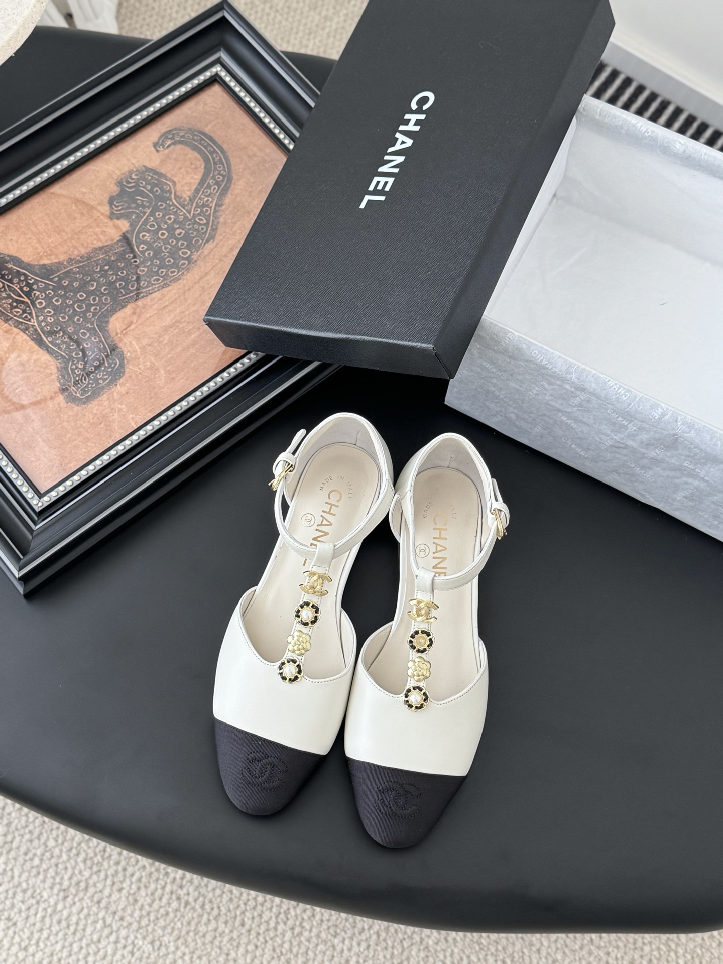 NO:233557,Chanel 25S new Mary Jane single shoes. My love for Mary Jane has not diminished for many years. From then on, I have another pair of love shoes in my dreams! The details of the buttons on the instep are the highlights. I tried it briefly and looked good with a skirt and didn’t tiring her feet. The pants were stylish and fashionable. The black and gold color was too excellent. It is expected to dominate the aesthetic for decades. I look forward to the temperature rebound as soon as possible. You can wear it out quickly~ Cowhide upper, sheepskin, leather soles. Size: 35-39. Customized for other sizes, Mary Jane, Chanel, Mary jane, skirts, cowhide, sheepskin, Leather soles19860909Chanel 25S新款玛丽珍单鞋 对玛丽珍的钟爱历经多年丝毫不减 从此梦中情鞋又多一双！ 脚背上的纽扣细节是大亮点 简单尝试了一下配裙子好看不累脚 配裤子活脱脫时髦都市丽人 黑金配色太优秀 预计还能霸占审美几十年期待气温早日回升可以快点穿出门儿～ 鞋面牛皮 内里羊皮 真皮大底 Size:35-39 其它码数定做,玛丽珍,chanel,mary jane,skirts,cowhide,sheepskin,Leather soles,Women's Shoes