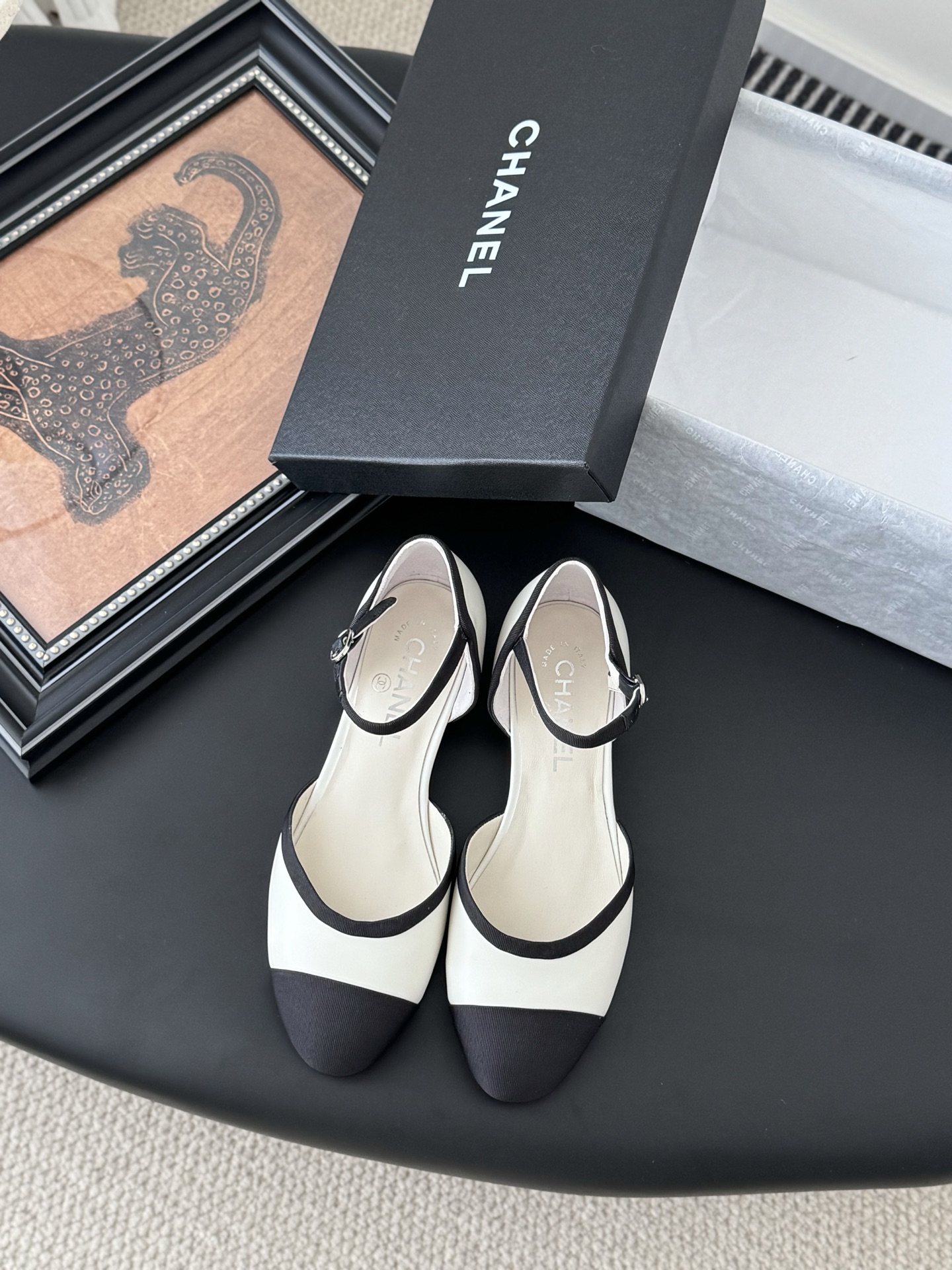 NO:233560,Chanel 25P new Mary Jane single shoes. My love for Mary Jane has not diminished for many years. From then on, I have another pair of love shoes in my dreams! The details of the buttons on the instep are the highlights. I tried it briefly and looked good with a skirt and didn’t tiring her feet. The pants were stylish and fashionable. The black and gold color was too excellent. It is expected to dominate the aesthetic for decades. I look forward to the temperature rebound as soon as possible. You can wear it out quickly~ Cowhide upper, sheepskin, leather soles. Size: 35-39. Customized for other sizes, Mary Jane, Chanel, Mary jane, skirts, cowhide, sheepskin, Leather soles19860909Chanel 25P新款玛丽珍单鞋 对玛丽珍的钟爱历经多年丝毫不减 从此梦中情鞋又多一双！ 脚背上的纽扣细节是大亮点 简单尝试了一下配裙子好看不累脚 配裤子活脱脫时髦都市丽人 黑金配色太优秀 预计还能霸占审美几十年期待气温早日回升可以快点穿出门儿～ 鞋面牛皮 内里羊皮 真皮大底 Size:35-39 其它码数定做,玛丽珍,chanel,mary jane,skirts,cowhide,sheepskin,Leather soles,Women's Shoes