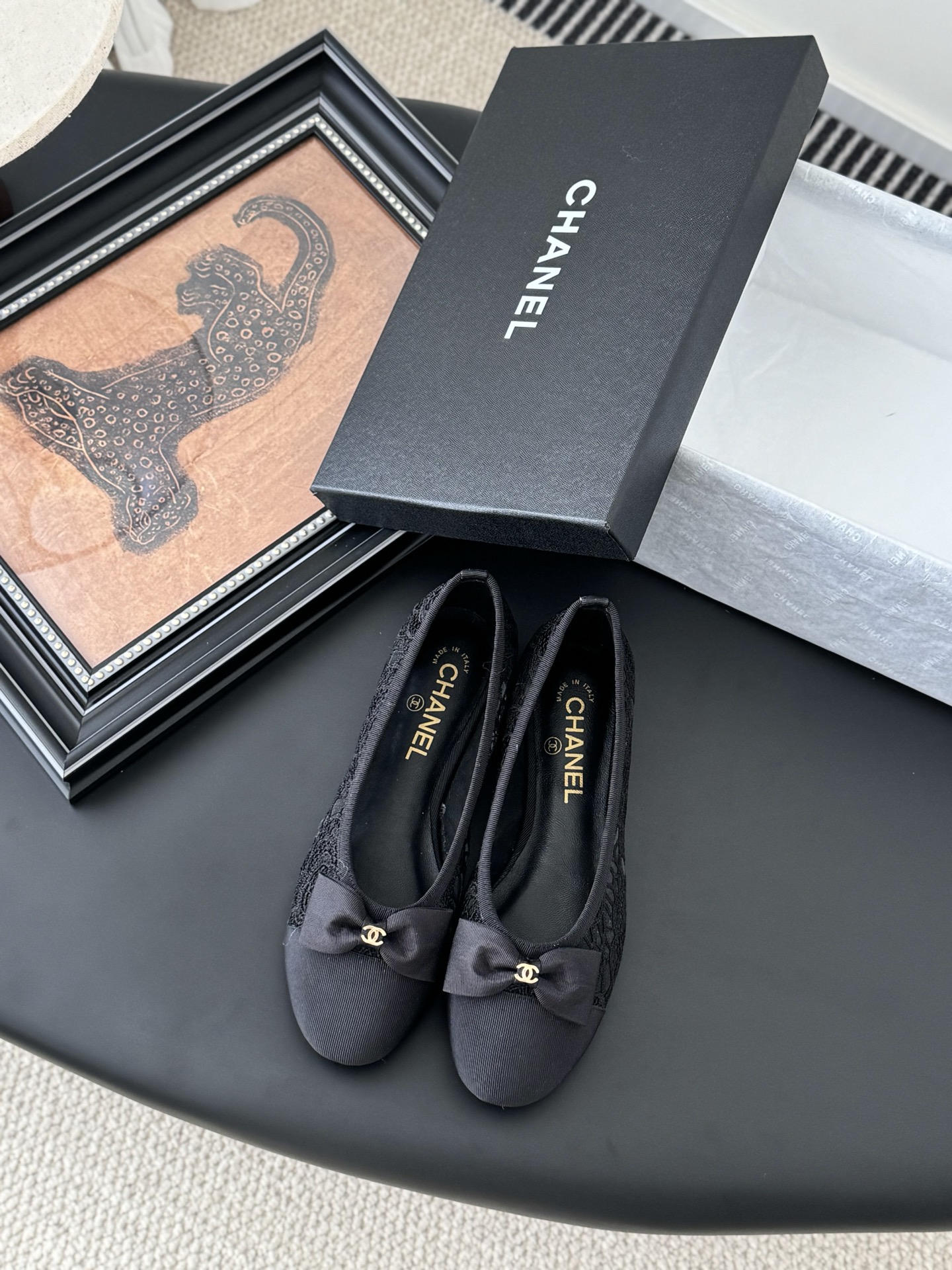 NO:233554,Chanel 25S new color ballet shoes original 1:1 replica classics. It is perfect for pairing with pants and skirts. The small round head design is very good to modify the foot shape, a must-have for little fairies!  Heel height 2.5cm Size 35-41 (40 custom made without return), ballet shoes, chanel, skirts19860909Chanel 25S新色芭蕾舞鞋 原版1:1复刻 经典中的经典 无论搭配裤装还是裙装都是完美 小圆头的设计很好的修饰脚型 ,小仙女们必备！ 跟高2.5cm 码数 35-41（40定制不退换),芭蕾舞鞋,chanel,skirts,Women's Shoes