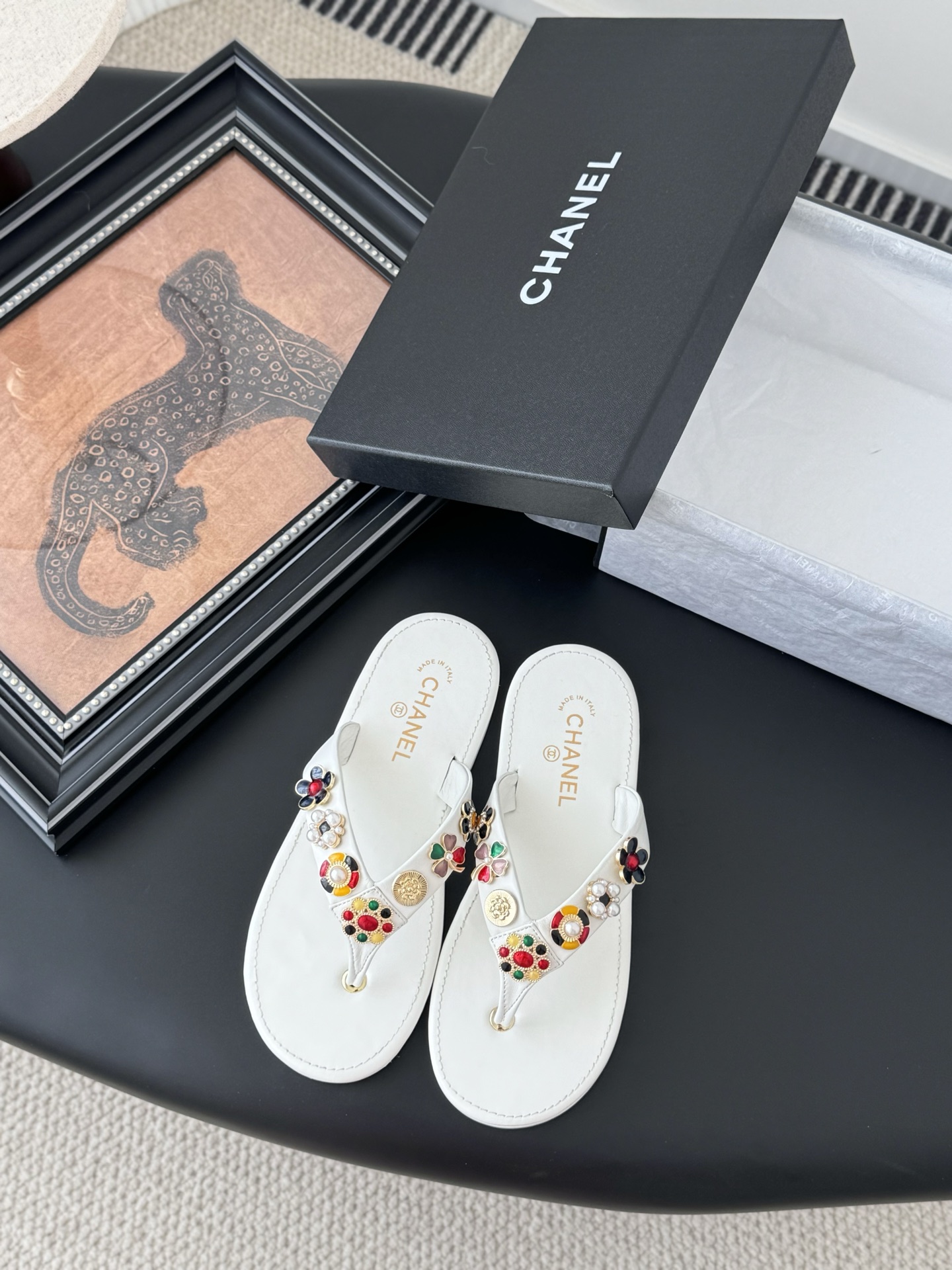 NO:233551,Chanel 25P new foot-clip flip flops!  This series is really amazing. How could it be so beautiful!  Summer is really invincible with salt and sweet~ The upper is imported Nibu, the inner is lambskin, genuine leather outsole, size 35-39 (customized by 40/41), split-toed shoes, chanel, slippers, sheepskin, Leather soles19860909Chanel 25P新品夹脚人字拖鞋！ 这一系列这真的是绝了 怎么会这么美！ 夏天真的是无敌搭配可盐可甜～ 鞋面采用进口妮布 内里是小羊皮 真皮大底 码数35-39（40/41定制）,分趾鞋,chanel,slippers,sheepskin,Leather soles,Women's Shoes