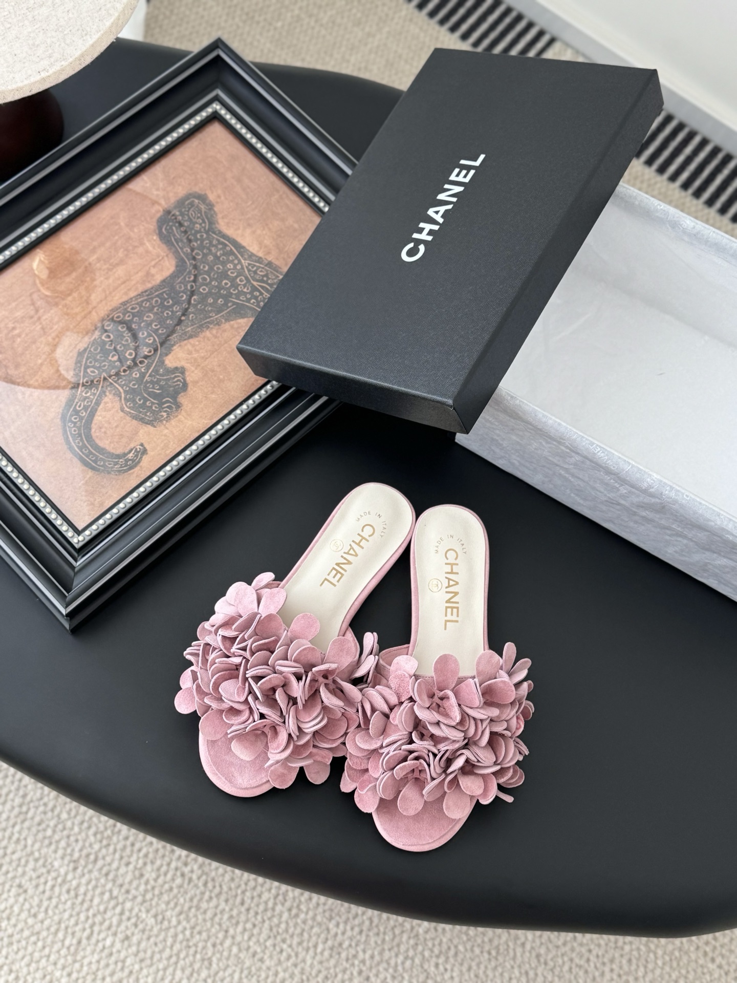 NO:233528,Chanel 25P new camellia slippers. Each exquisite flower has a small crystal flower core embellishment. I would like to call it the hydrangeas. The difference between this season's Mary Jane shoes is very unique and fairy. The half-hollowed lace-up design is small and playful and invincible. The white lace-up is very beautiful and girlish. The upper inside the upper and the leather outsole. Size: 35-39 40 Custom made non-return and exchange, slippers, chanel, mary jane, slippers, sheepskin, Leather soles19860909Chanel 25P新款山茶花拖鞋 精致的花朵每一朵都有小水晶花芯儿点缀我愿叫它星星点点的绣球花很别致又很仙女 这一季的玛丽珍鞋子区别与以前半镂空的系带设计小俏皮又无敌舒适 白色系奶乎乎穿起来很乖的少女感 鞋面内里羊皮 真皮大底 Size:35-39 40定做不退换,拖鞋,chanel,mary jane,slippers,sheepskin,Leather soles,Women's Shoes