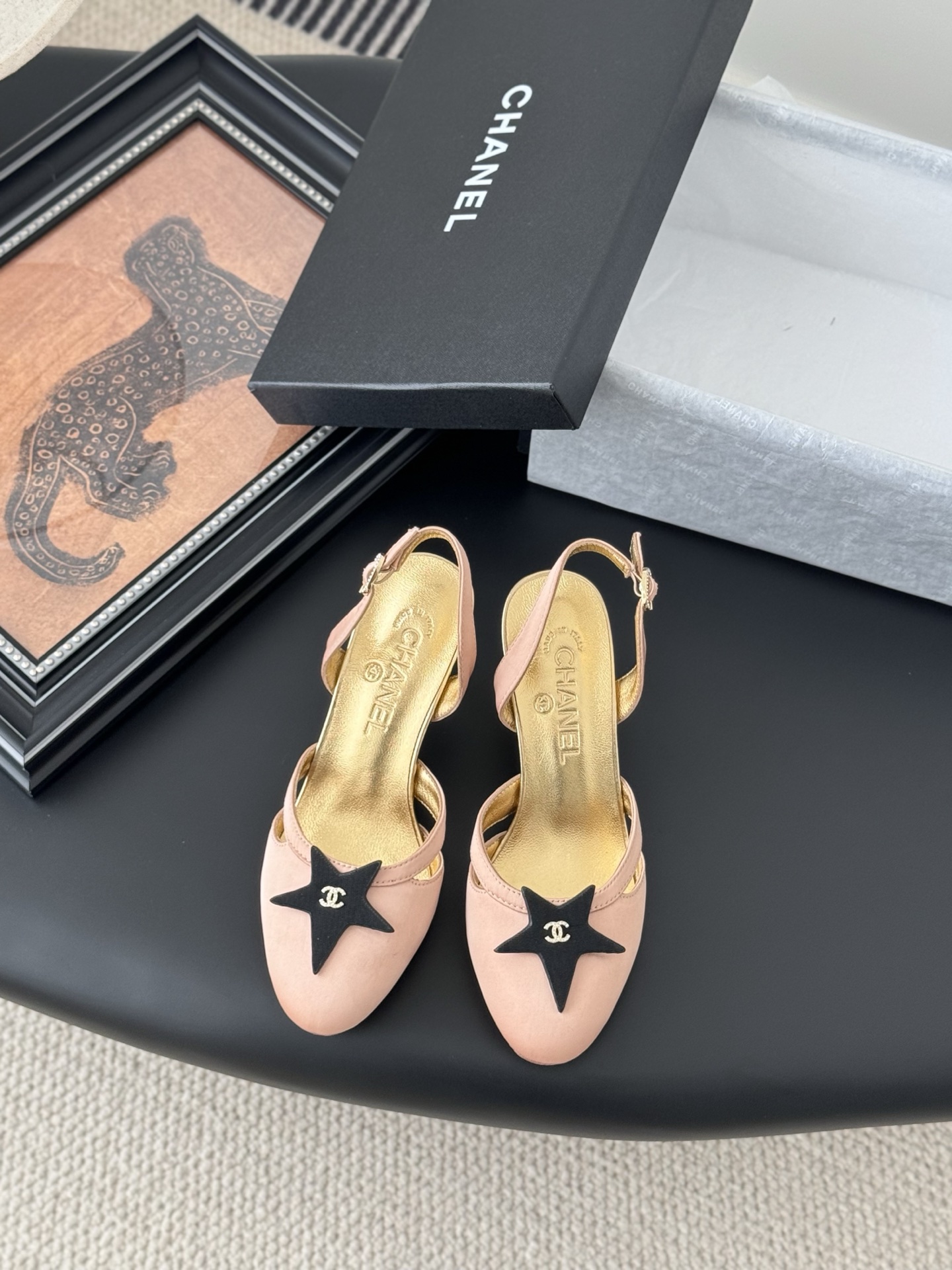 NO:233538,Chanel 25P spring and summer new sandals, super hot heavy craft hardware buckle motorcycle series. High-end version, sheepskin footbed, genuine leather sole!  Size:35-39 Other sizes custom made, sandals, chanel, sandals, sheepskin, Leather soles19860909Chanel 25P春夏新款凉鞋 超火的重工艺五金扣机车系列. 高版本,羊皮垫脚,真皮大底！ Size:35-39 其它码数定做,凉鞋,chanel,sandals,sheepskin,Leather soles,Women's Shoes