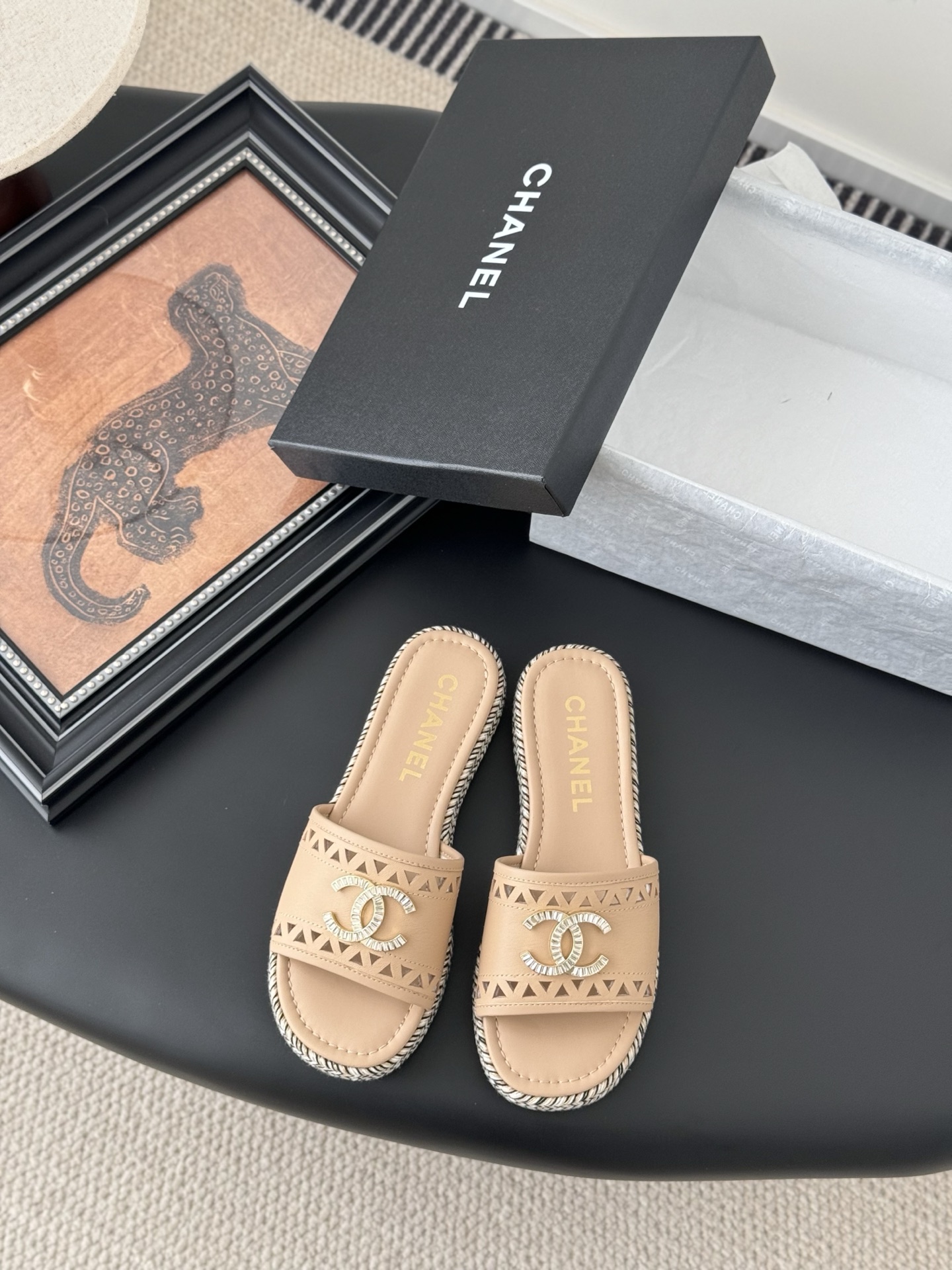 NO:233530,Chanel 25C spring and summer new double C-button slippers are available in the entire series. I have them in the counter!  High-quality upper cowhide inner sheepskin leather outsole Size:35-39 Other sizes, slippers, chanel, slippers, cowhide, sheepskin, Leather soles19860909Chanel 25C春夏新款双C扣拖鞋 全系列首发 专柜有的我都有！ 高版本高品质 鞋面牛皮 内里羊皮 真皮大底 Size:35-39 其他码数定,拖鞋,chanel,slippers,cowhide,sheepskin,Leather soles,Women's Shoes