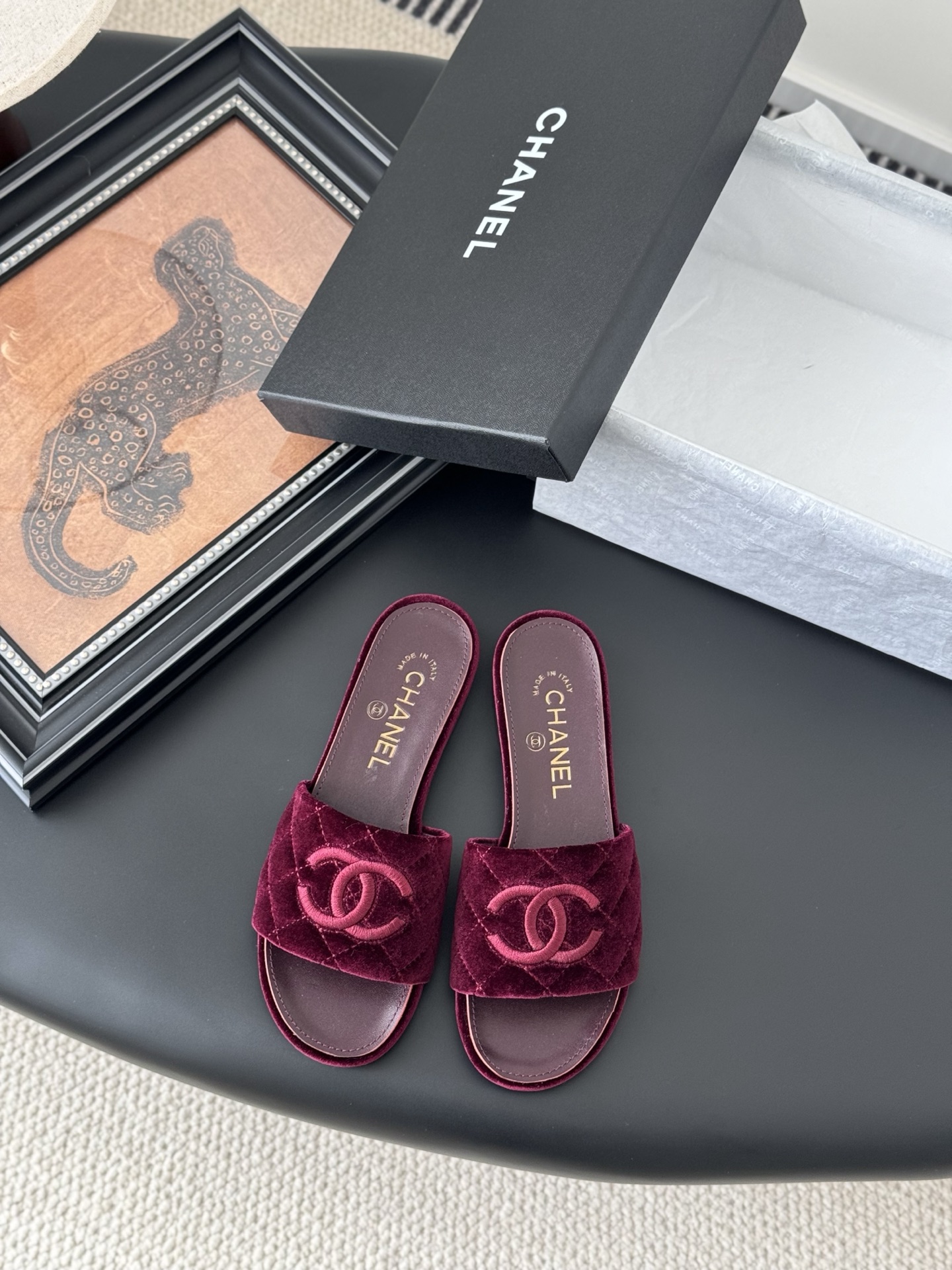 NO:233532,Chanel 25C early spring new series slippers As always, the classic double C layout, upper inner sheepskin leather outsole Size: 35-39 Other sizes are fixed, slippers, chanel, slippers, sheepskin, Leather soles19860909Chanel 25C早春新款系列拖鞋 一如既往的高版本 经典双C版面 鞋面内里羊皮 真皮大底 Size:35-39 其他码数定,拖鞋,chanel,slippers,sheepskin,Leather soles,Women's Shoes