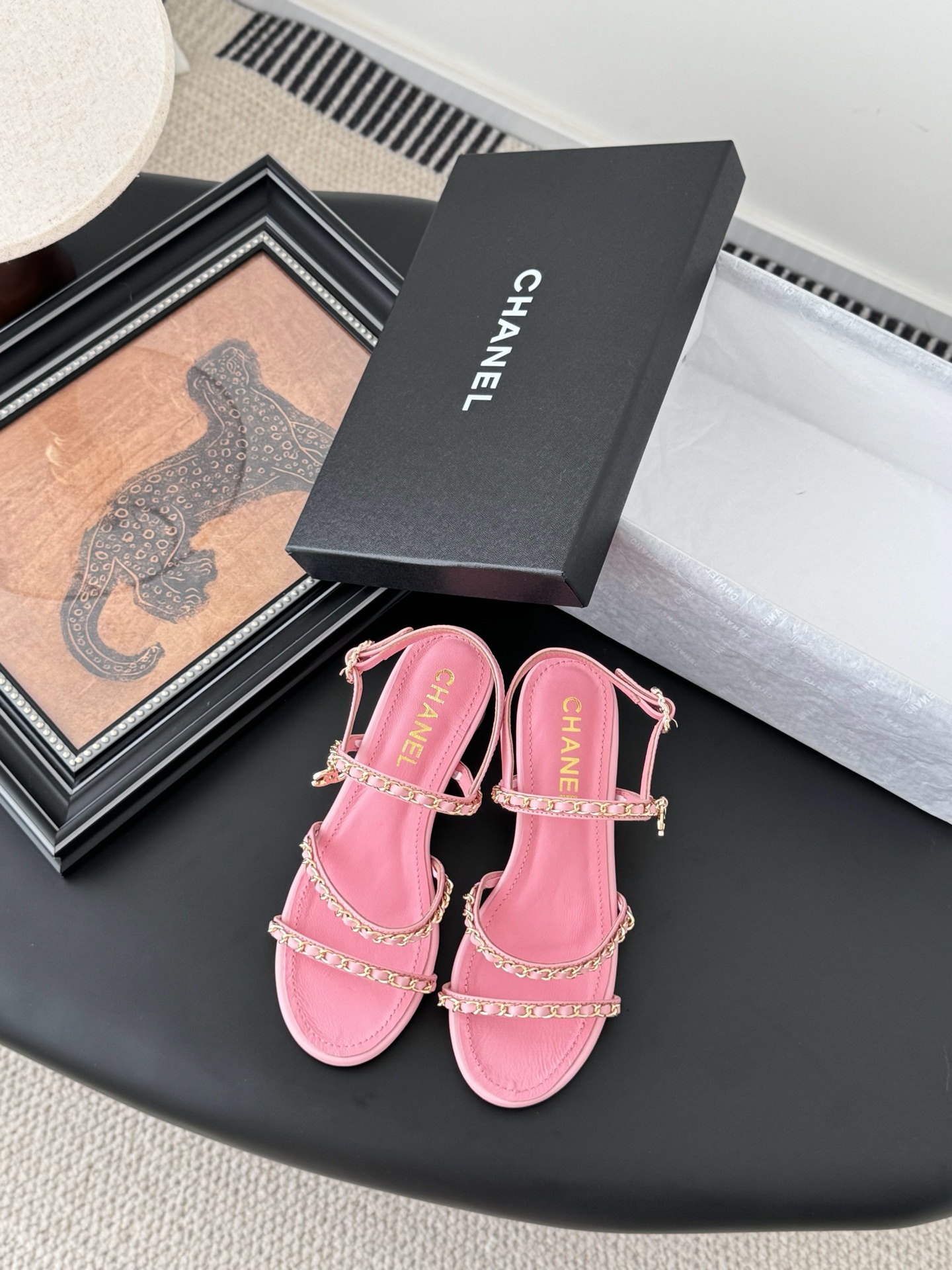 NO:233540,Chanel 25C spring and summer new full series chain slippers, full series first release, I have it in the counter!  High-quality upper cowhide/original fabric inner sheepskin leather outsole Size:35-39 Other sizes are set, sandals, chanel, sandals, slippers, cowhide, sheepskin, Leather soles19860909Chanel 25C春夏新款全系列链条拖鞋 全系列首发 专柜有的我都有！ 高版本高品质 鞋面牛皮/原版面料 内里羊皮 真皮大底 Size:35-39 其他码数定,凉鞋,chanel,sandals,slippers,cowhide,sheepskin,Leather soles,Women's Shoes