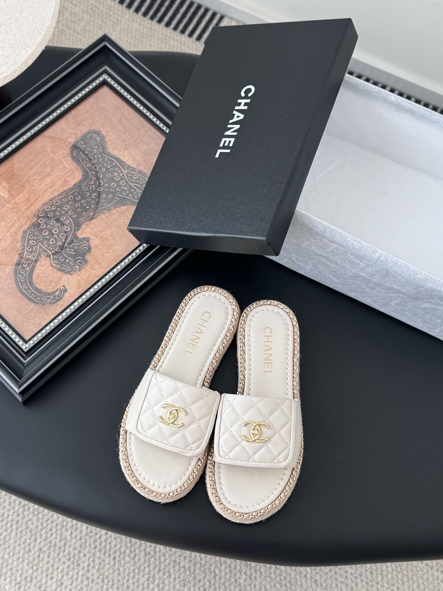 NO:233534,Chanel 25C spring and summer new full series chain slippers, full series first release, I have it in the counter!  High-quality upper cowhide/original fabric inner sheepskin original outsole Size:35-39 Other sizes, slippers, chanel, slippers, cowhide, sheepskin19860909Chanel 25C春夏新款全系列链条拖鞋 全系列首发 专柜有的我都有！ 高版本高品质 鞋面牛皮/原版面料 内里羊皮 原版大底 Size:35-39 其他码数定,拖鞋,chanel,slippers,cowhide,sheepskin,Women's Shoes