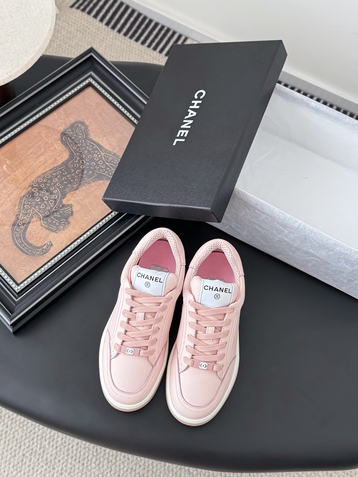 NO:233539,Chanel 25K new printed casual shoes This versatile board shoes looks ordinary and is really easy to match after putting on the feet. It's so cool. The heel is a three-dimensional logo. It's full of details. This casual shoe is very light and it's super comfortable to put on the feet. The comfort is unspeakable. It's straight to full score. Size35-40, casual shoes/sports shoes, chanel, sneakers19860909Chanel 25K新款印花休闲鞋 这款百搭的板鞋 看似平平无奇 上脚后属实好搭 酷毙了 后跟拼起来是立体的logo 细节满满  这款休闲鞋很轻便 上脚超舒服的 舒适度没得说 直接满分 Size35-40,休闲鞋/运动鞋,chanel,sneakers,Women's Shoes