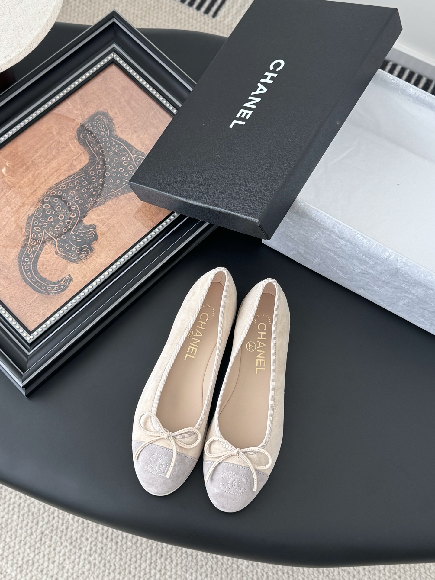 NO:222827,Chanel new color ballet shoes original 1:1 replica classics. It is perfect for pairing with pants and skirts. The small round head design is very good to modify the foot shape, a must-have for little fairies!  Heel height 2.5cm Size 35-41 (40 custom made without return), ballet shoes, chanel, skirts19860909Chanel 新色芭蕾舞鞋 原版1:1复刻 经典中的经典 无论搭配裤装还是裙装都是完美 小圆头的设计很好的修饰脚型 ,小仙女们必备！ 跟高2.5cm 码数 35-41（40定制不退换),芭蕾舞鞋,chanel,skirts,Women's Shoes