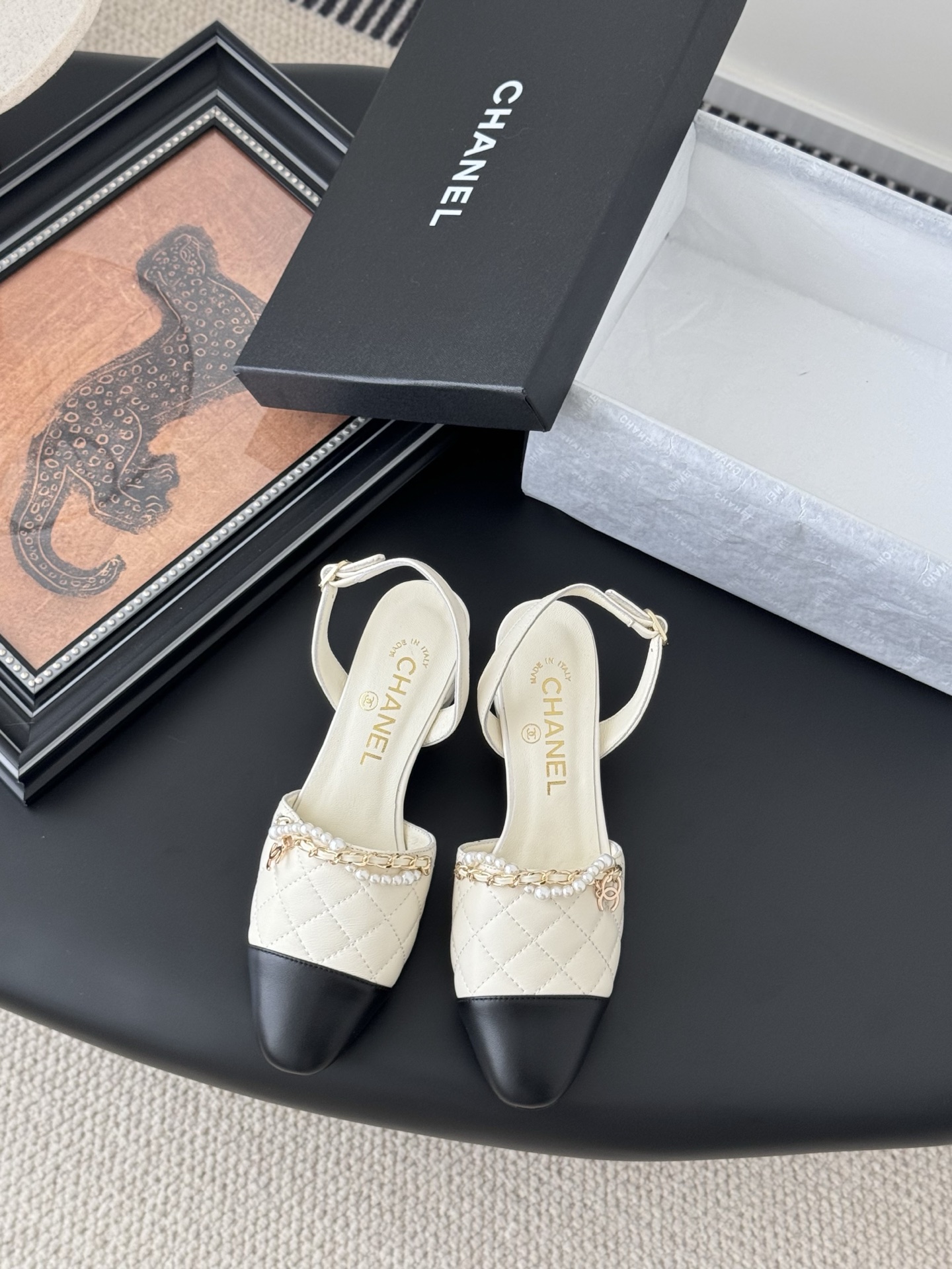 NO:259384,Chanel 25K Mary Jane pearl chain hollow single shoe series High version high quality, complete colors~ Welcome to recommend upper sheepskin inner sheepskin leather outsole Size: 35-39 Other sizes customized, single shoe Mary Jane, chanel, mary jane, sheepskin, Leather soles19860909Chanel 25K玛丽珍珍珠链条中空单鞋系列 高版本高品质,全颜色做齐全～ 欢迎主推 鞋面羊皮 内里羊皮 真皮大底 Size:35-39 其他码数定做,单鞋玛丽珍,chanel,mary jane,sheepskin,Leather soles,Women's Shoes