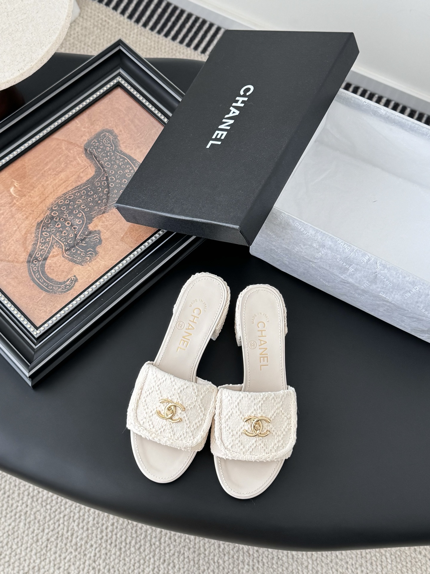 NO:259355,Chanel 25C new schoolbag buckle slippers Returned classic schoolbag buckle design Special Vintage full of retro flavor Loafers have also grown to aesthetics. Upper braided fabric inner sheepskin original outsole heel high flat sole/5cm Size:35-39 Other sizes customized, slippers, chanel, loafers, slippers, sheepskin19860909Chanel 25C新款书包扣拖鞋 回归的经典书包扣设计 特别Vintage 复古味十足 乐福鞋也长到了审美上 鞋面编织面料 内里羊皮 原版大底 跟高平底/5cm Size:35-39 其他码数定做,拖鞋,chanel,loafers,slippers,sheepskin,Women's Shoes