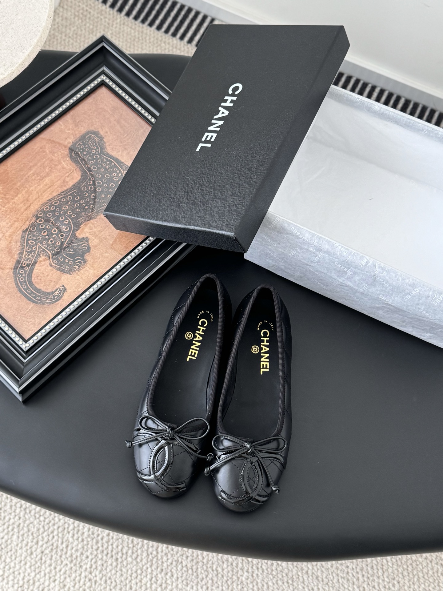 NO:227279,Chanel Vintage mid-autumn Kangpeng series single shoes, simple but not simple style, the feet are particularly thin. Upper cowhide, inner foot pad sheepskin, genuine leather soles. Size: 35-39 Other sizes customized, ballet shoes, chanel, cowhide, sheepskin, Leather soles19860909Chanel Vintage中古康鹏系列单鞋 简约而不简单的款,上脚特别显脚细. 鞋面牛皮,内里垫脚羊皮,真皮大底. Size:35-39 其它码数定做,芭蕾舞鞋,chanel,cowhide,sheepskin,Leather soles,Women's Shoes