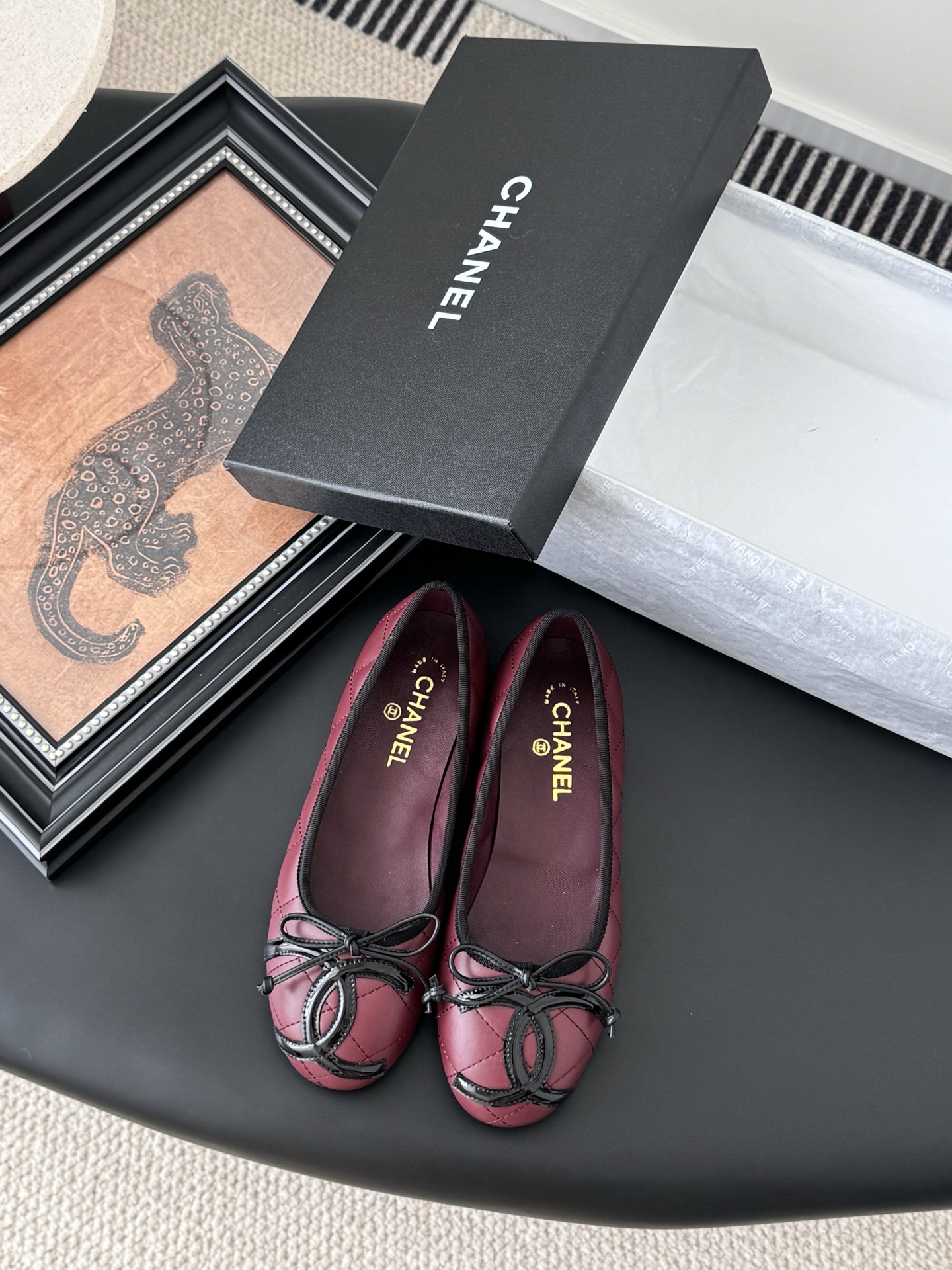 NO:227285,Chanel Vintage mid-autumn Kangpeng series single shoes, simple but not simple style, the feet are particularly thin. Upper cowhide, inner foot pad sheepskin, genuine leather soles. Size: 35-39 Other sizes customized, ballet shoes, chanel, cowhide, sheepskin, Leather soles19860909Chanel Vintage中古康鹏系列单鞋 简约而不简单的款,上脚特别显脚细. 鞋面牛皮,内里垫脚羊皮,真皮大底. Size:35-39 其它码数定做,芭蕾舞鞋,chanel,cowhide,sheepskin,Leather soles,Women's Shoes