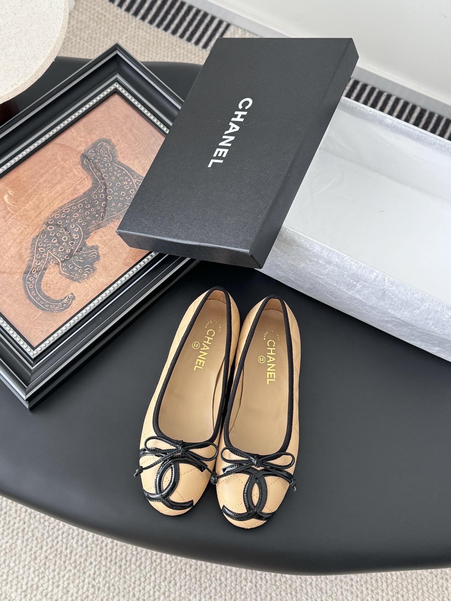 NO:227291,Chanel Vintage mid-autumn Kangpeng series single shoes, simple but not simple style, the feet are particularly thin. Upper cowhide, inner foot pad sheepskin, genuine leather soles. Size: 35-39 Other sizes customized, ballet shoes, chanel, cowhide, sheepskin, Leather soles19860909Chanel Vintage中古康鹏系列单鞋 简约而不简单的款,上脚特别显脚细. 鞋面牛皮,内里垫脚羊皮,真皮大底. Size:35-39 其它码数定做,芭蕾舞鞋,chanel,cowhide,sheepskin,Leather soles,Women's Shoes