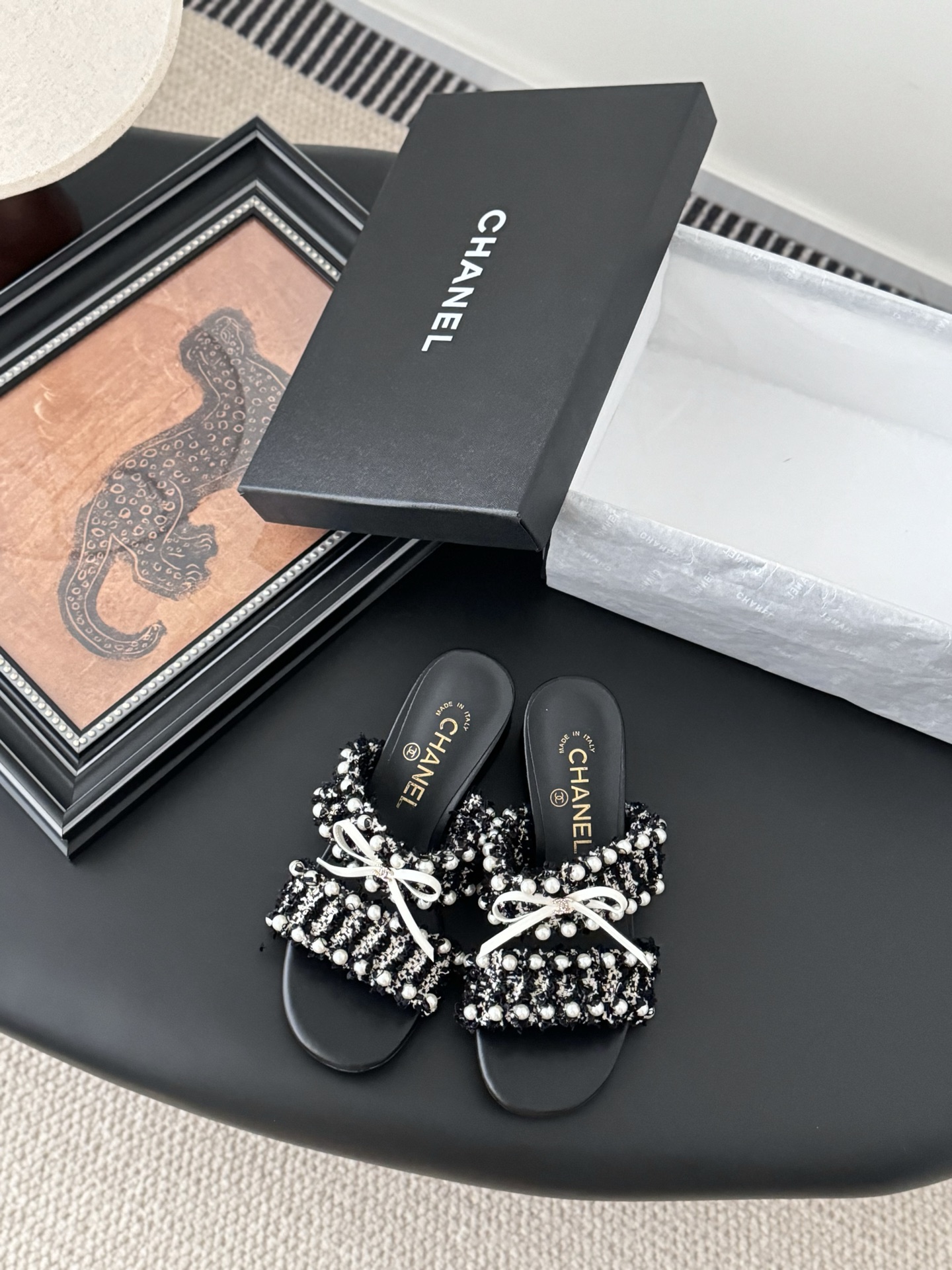 NO:259382,Chanel Vintage mid-range sandals are simple but not simple, and the feet are particularly thin. Customized upper surface, inner foot pad sheepskin, genuine leather soles. Heel height 4/8cm Size: 35-39 Other sizes customized, high heels, chanel, sandals, high heels, slippers, sheepskin, Leather soles19860909Chanel Vintage中古系列凉鞋 简约而不简单的款,上脚特别显脚细. 鞋面定制面,内里垫脚羊皮,真皮大底. 跟高4/8cm Size:35-39 其它码数定做,高跟鞋拖鞋,chanel,sandals,high heels,slippers,sheepskin,Leather soles,Women's Shoes