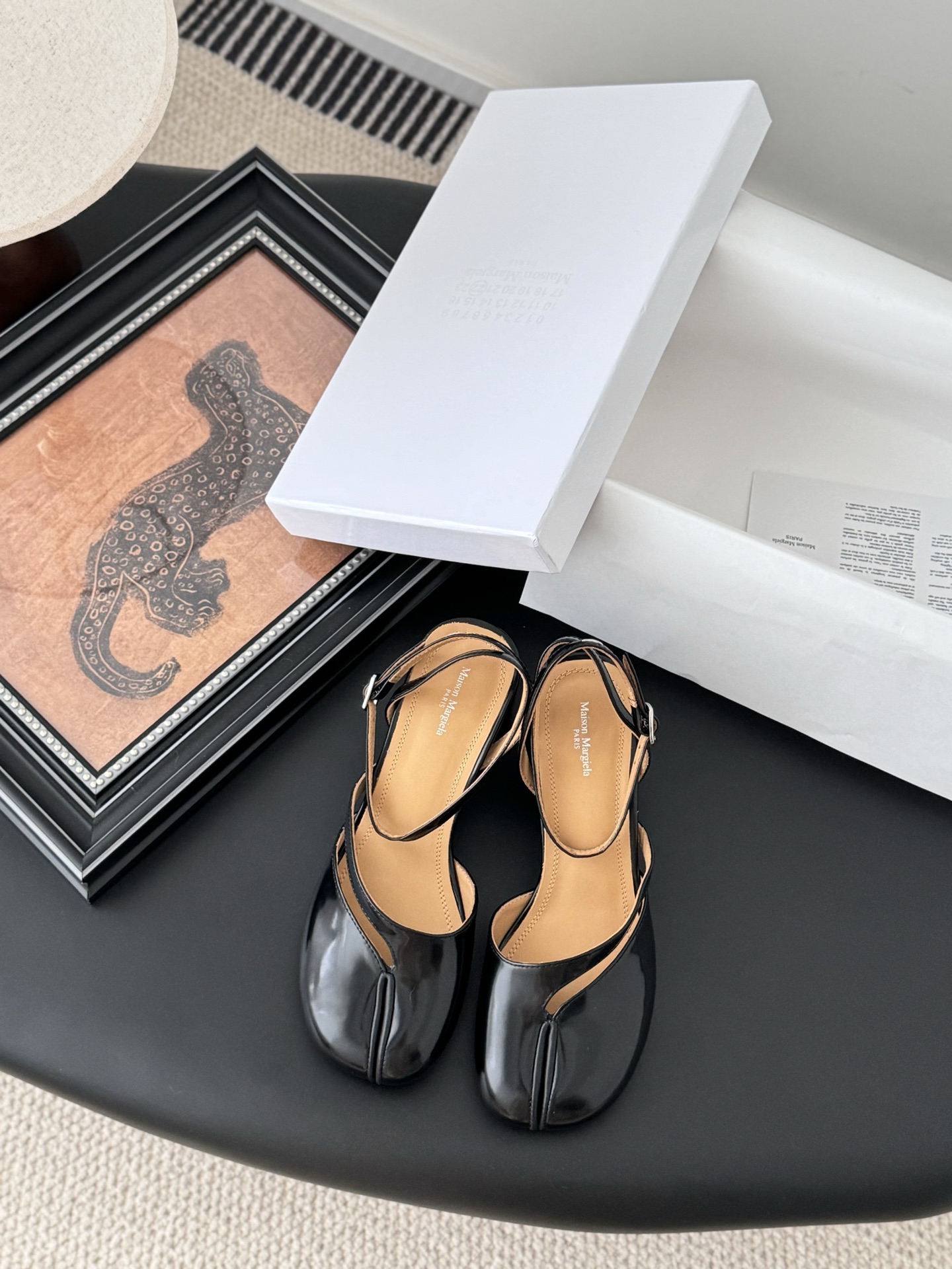 NO:259380,High quality!  Maison Margiela MM6-point toe shoes Tabi is made of vegetable-tanned sheepskin!  Welcome to compare the real original outsole!  Size:35-39 Other sizes customization, split-toe shoes, masion margiela, sheepskin19860909高定品质！Maison Margiela MM6分趾鞋 Tabi 意产植鞣羊皮！ 欢迎对比 真正的原版大底！ Size:35-39其他码数定做,分趾鞋,masion margiela,sheepskin,Women's Shoes