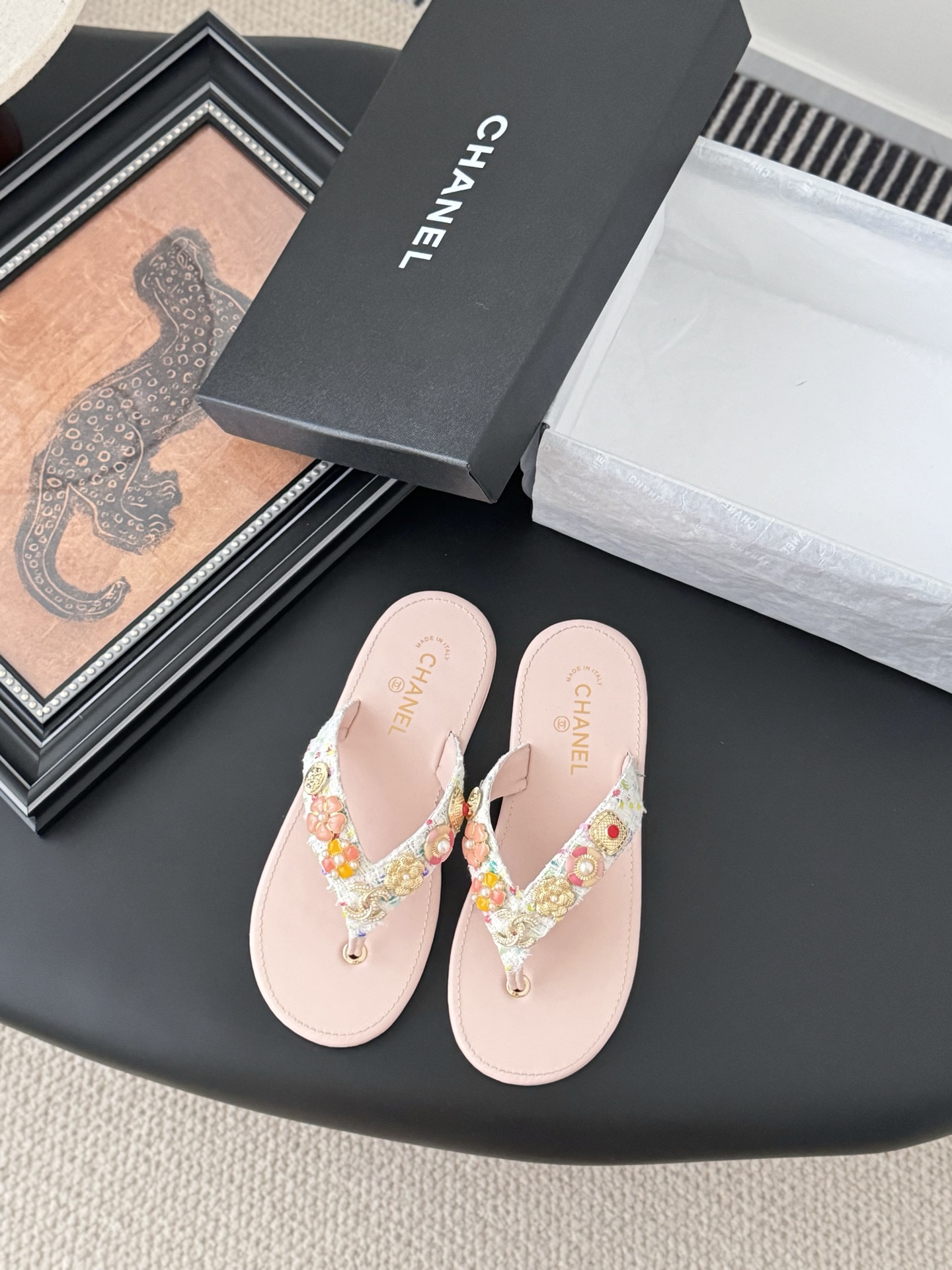 NO:259376,Chanel 25P new foot-clip flip flops!  This series is really amazing. How could it be so beautiful!  Summer is really invincible with salt and sweet~ The upper is imported Nibu, the inner is lambskin, genuine leather outsole, size 35-39 (customized by 40/41), split-toed shoes, chanel, slippers, sheepskin, Leather soles19860909Chanel 25P新品夹脚人字拖鞋！ 这一系列这真的是绝了 怎么会这么美！ 夏天真的是无敌搭配可盐可甜～ 鞋面采用进口妮布 内里是小羊皮 真皮大底 码数35-39（40/41定制）,分趾鞋,chanel,slippers,sheepskin,Leather soles,Women's Shoes