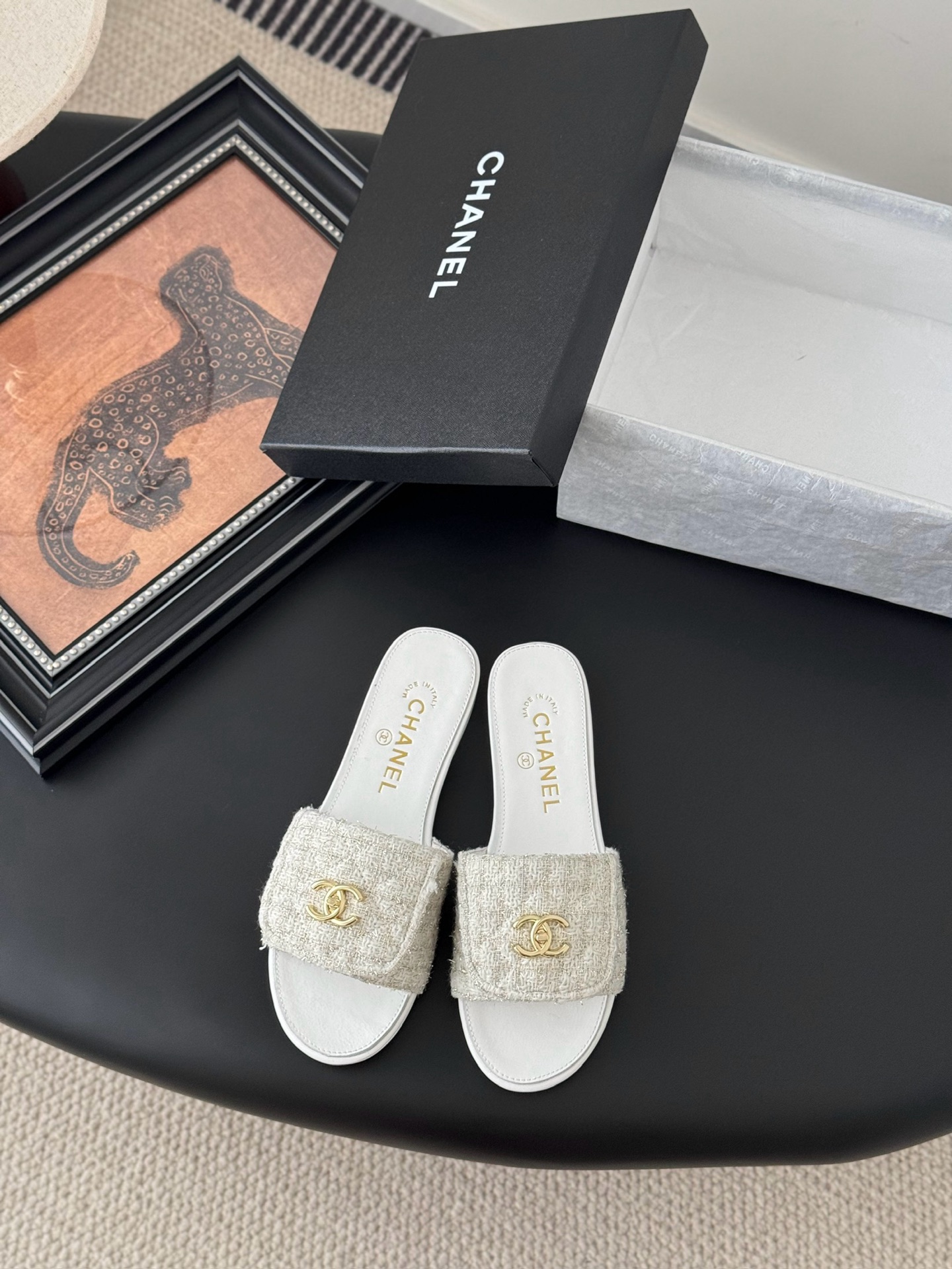 NO:259360,Chanel 25C new schoolbag buckle slippers Returned classic schoolbag buckle design Special Vintage full of retro flavor Loafers have also grown to aesthetics. Upper braided fabric inner sheepskin original outsole heel high flat sole/5cm Size:35-39 Other sizes customized, slippers, chanel, loafers, slippers, sheepskin19860909Chanel 25C新款书包扣拖鞋 回归的经典书包扣设计 特别Vintage 复古味十足 乐福鞋也长到了审美上 鞋面编织面料 内里羊皮 原版大底 跟高平底/5cm Size:35-39 其他码数定做,拖鞋,chanel,loafers,slippers,sheepskin,Women's Shoes