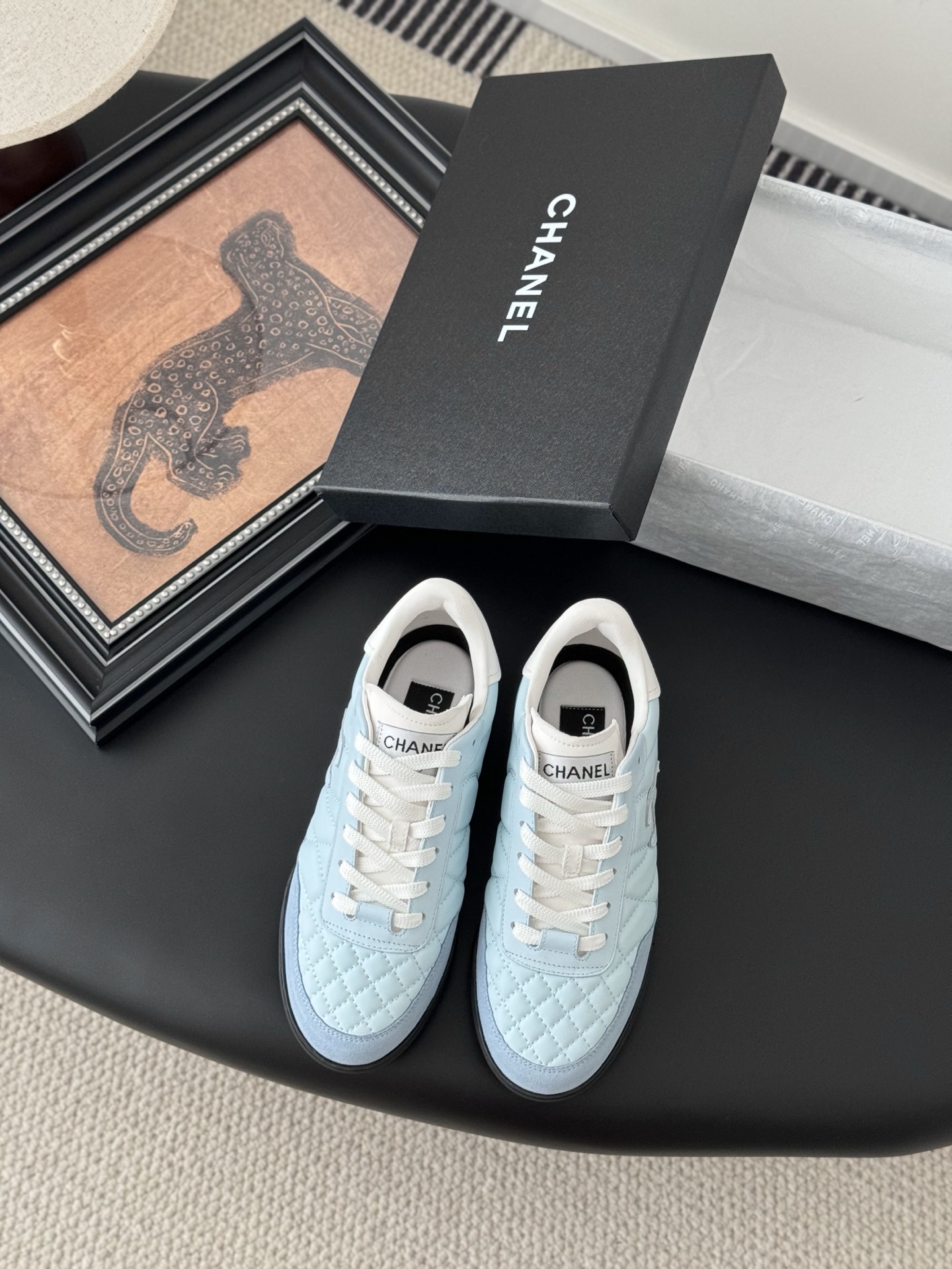 NO:259348,New outsole Chanel Xiaoxiang’s latest diamond baseball shoes and sneakers!  The upper is original lambskin diamond car line craftsmanship, expensive baseball shoes, the foot feel is very light and comfortable, and all materials are customized according to the original version!  Size:35-39, casual shoes/sports shoes, chanel, sneakers, sheepskin19860909新大底 Chanel 小香最新菱格棒球鞋运动鞋！ 鞋面原版小羊皮菱格车线工艺,贵气十足的棒球鞋,脚感非常轻盈舒适,所有材料均按照原版定制！ Size:35-39,休闲鞋/运动鞋,chanel,sneakers,sheepskin,Women's Shoes