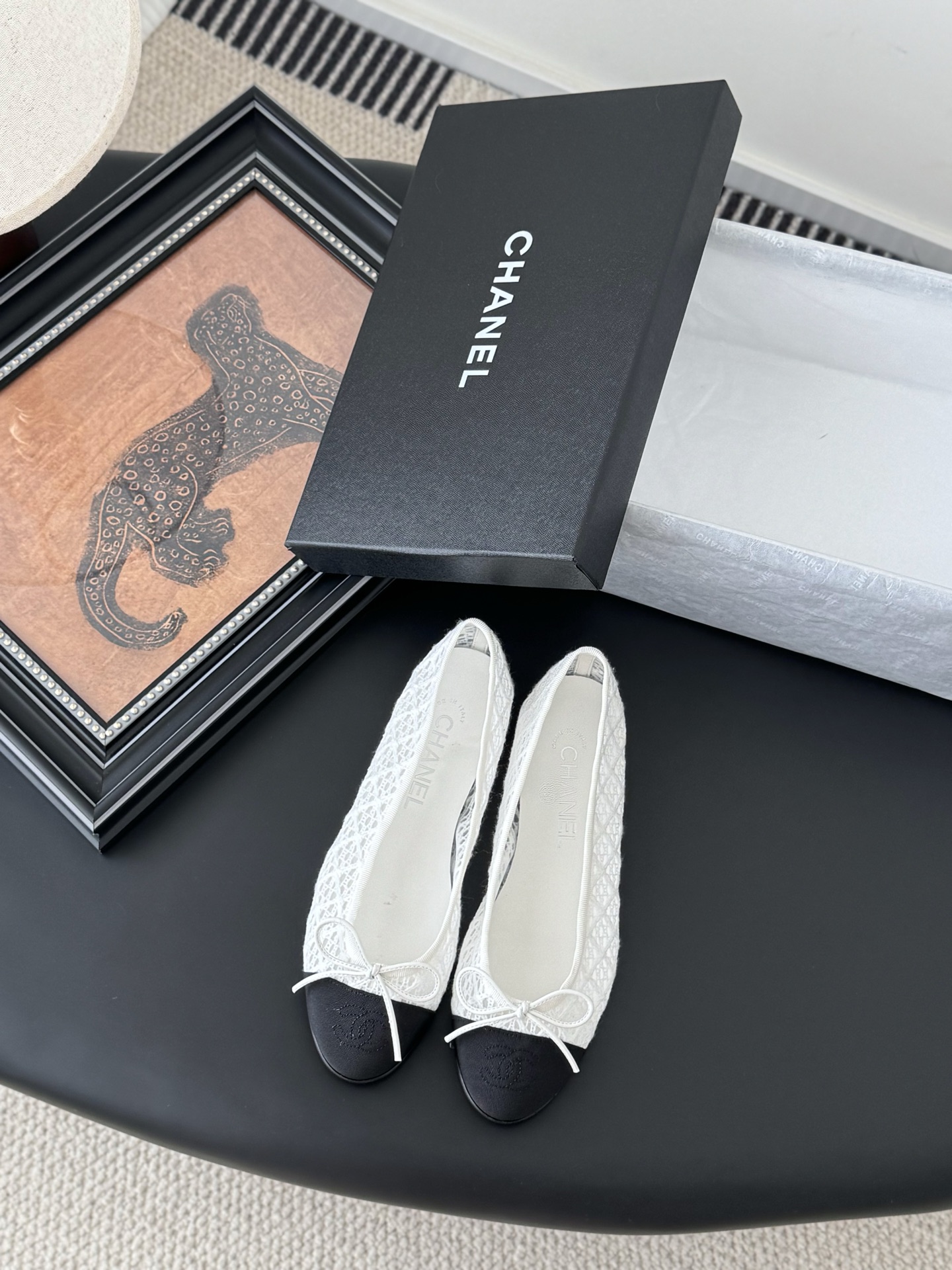 NO:259368,Chanel new color ballet shoes original 1:1 replica classics. It is perfect for pairing with pants and skirts. The small round head design is very good to modify the foot shape, a must-have for little fairies!  Heel height 2.5cm Size 35-41 (40 custom made without return), ballet shoes, chanel, skirts19860909Chanel 新色芭蕾舞鞋 原版1:1复刻 经典中的经典 无论搭配裤装还是裙装都是完美 小圆头的设计很好的修饰脚型 ,小仙女们必备！ 跟高2.5cm 码数 35-41（40定制不退换),芭蕾舞鞋,chanel,skirts,Women's Shoes