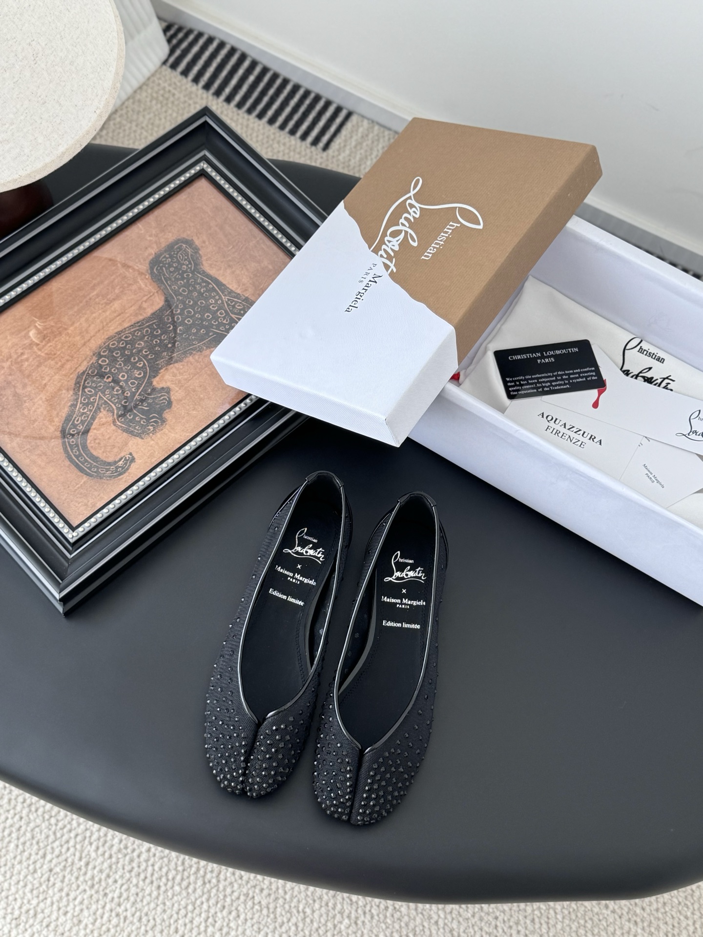 NO:259374,Co-branded Maison Margiela X CL rhinestone flat shoes This shoe is made of mesh and is decorated with CL's iconic hand-made crystal-inlaid rhinestone embellishment, echoing the design elements of the Majella Haute Couture series. Silver, black and champagne are all classic and timeless colors. The sole combines CL's unique rouge red tone. The shoe shape has a slender and narrow appearance. Its sculptural lines highlight the rich and charming outline. Size: 35-39. Other sizes are customized, split-toe shoes, christian louboutin,masion margiela,flats19860909联名 Maison Margiela X CL水钻款平底鞋 这款鞋采用网布材质 饰以CL标志性的手工镶嵌水晶精致的水钻点缀 呼应马吉拉高定系列的设计元素 银色、黑色、香槟色三色都是经典永不过时的配色 鞋底融合CL独特的胭脂红色调 鞋型呈纤长修窄外观 其雕塑感的线条凸显丰盈而魅惑的轮廓色 Size:35-39 其它码数定做,分趾鞋,christian louboutin,masion margiela,flats,Women's Shoes