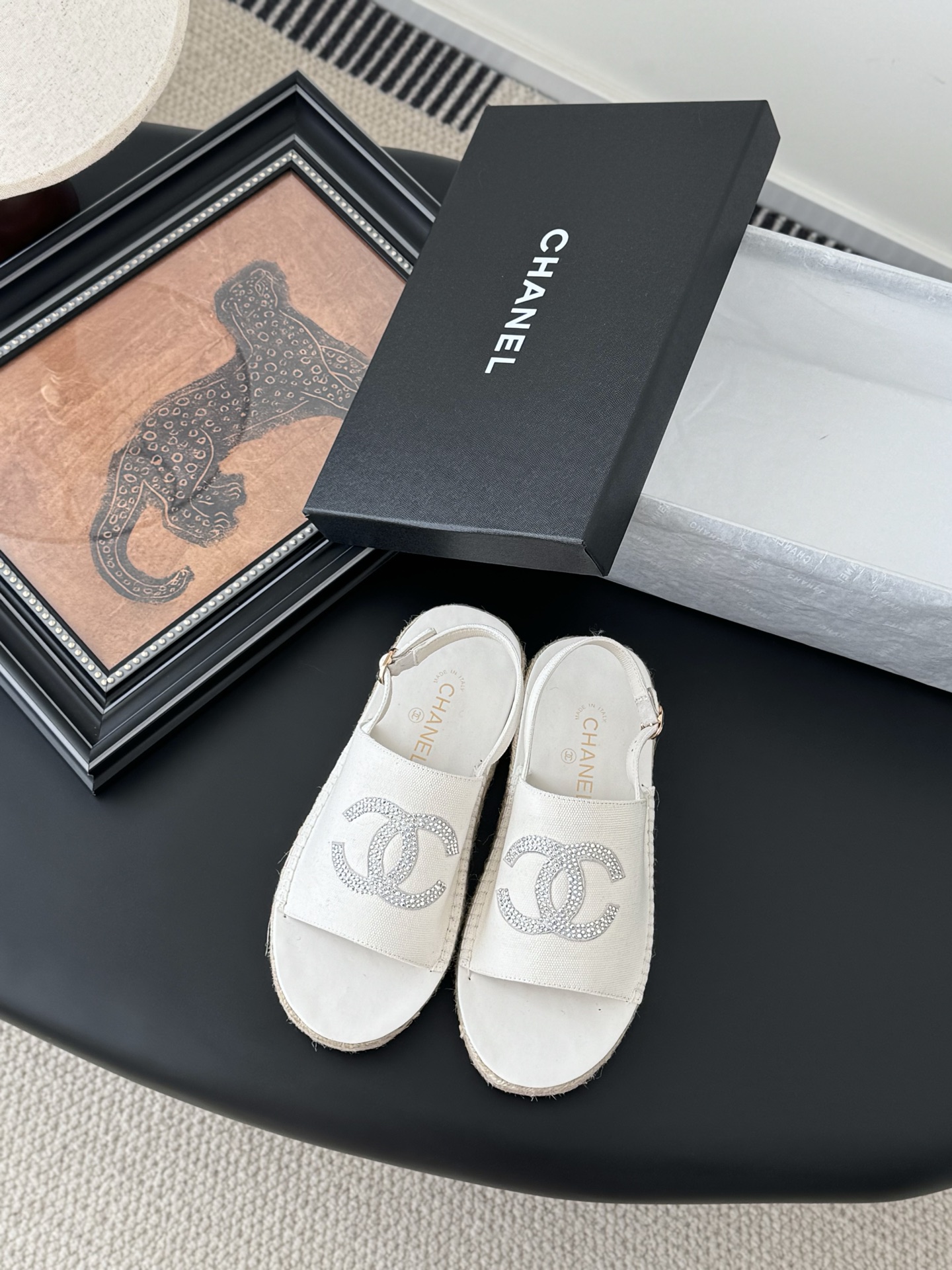 NO:259371,Chanel 25K spring and summer new double C fisherman straw slippers upper original custom fabric, inner sheepskin, original outsole. Size: 35-39 40 custom, sandals, chanel, sandals, slippers, espadrilles, espadrilles, sheepskin19860909Chanel 25K春夏新品双C渔夫草编拖鞋 鞋面原版定制布面,内里羊皮,原版大底. Size:35-39 40定,凉鞋,chanel,sandals,slippers,espadrilles,espadrilles,sheepskin,Women's Shoes