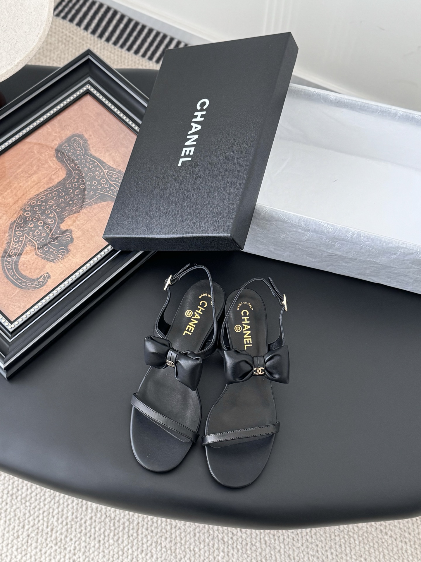 NO:259358,Chanel 2025P new bow sandals with small round heels increased in seconds, walking very steadily and comfortable, super slim and white on the feet, showing temperament, and grasping the aura. Daily summer travel, fairy shoes, upper cowhide, inner health, genuine leather outsole, heel height 2.5/5.5 Size:35-39 Customized for other sizes, sandals, chanel, sandals, cowhide, Leather soles19860909Chanel 2025P新款蝴蝶结凉鞋 小圆跟秒增高 走路很稳很舒适 上脚超级显瘦显白 显气质 气场狠狠拿捏 夏天日常出行 妥妥仙女鞋 鞋面牛皮 内里养生 真皮大底 跟高2.5/5.5 Size:35-39 其它码数定做,凉鞋,chanel,sandals,cowhide,Leather soles,Women's Shoes