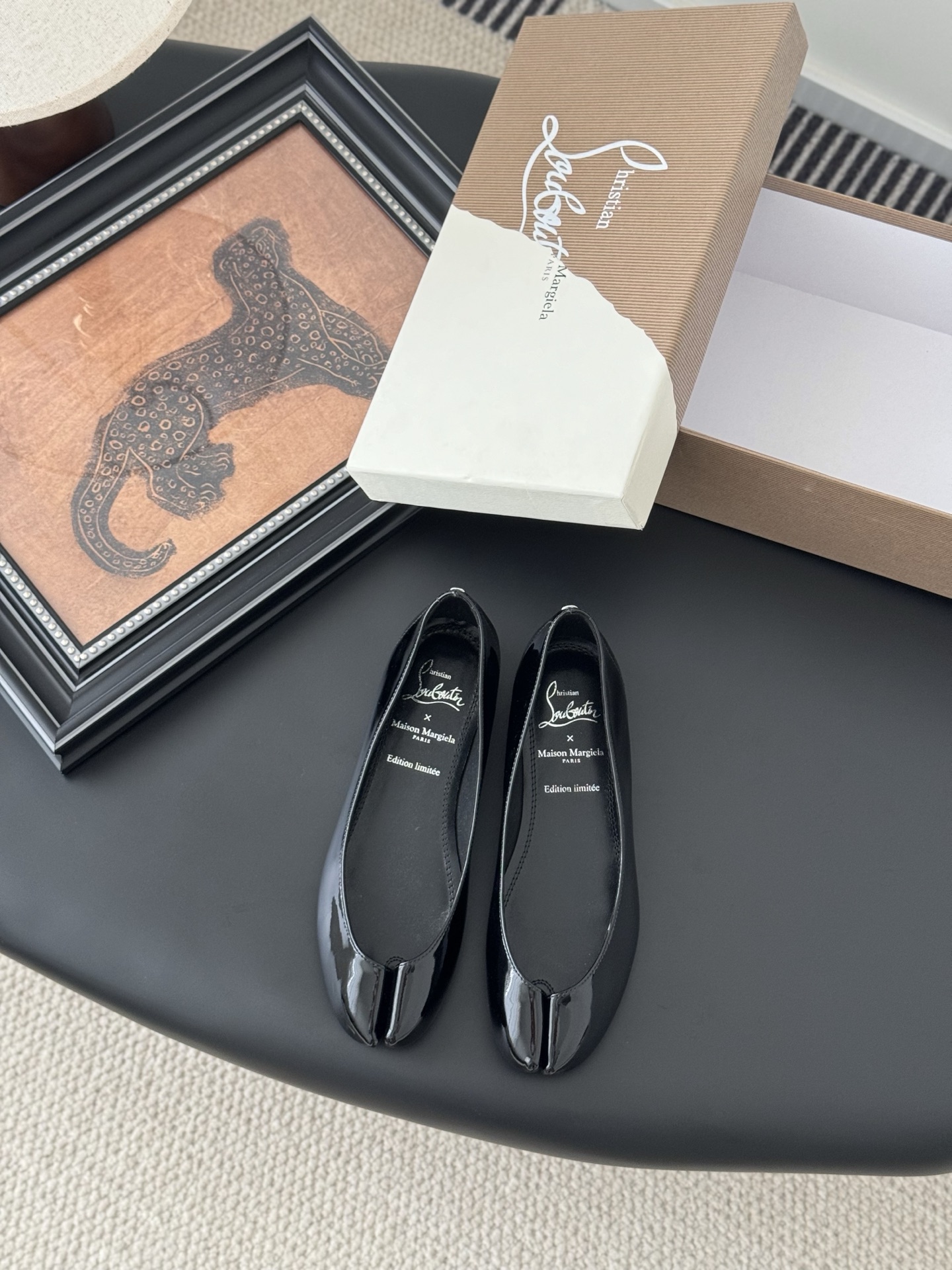 NO:259356,Rubber sole Co-branded Maison Margiela X CL flat shoes This shoe is made of mesh and is decorated with CL's iconic hand-made crystal inlaid with exquisite rhinestone embellishment, echoing the design elements of the Magila Haute Couture series. Silver, black and champagne are all classic and timeless colors. The sole combines CL's unique rouge red tone. The shoe shape has a slender and narrow appearance. Its sculptural lines highlight the rich and charming outline. Size: 35-39. Other sizes are customized, split-toe shoes, christian louboutin,masion margiela,flats19860909橡胶底 联名 Maison Margiela X CL平底鞋 这款鞋采用网布材质 饰以CL标志性的手工镶嵌水晶精致的水钻点缀 呼应马吉拉高定系列的设计元素 银色、黑色、香槟色三色都是经典永不过时的配色 鞋底融合CL独特的胭脂红色调 鞋型呈纤长修窄外观 其雕塑感的线条凸显丰盈而魅惑的轮廓色 Size:35-39 其它码数定做,分趾鞋,christian louboutin,masion margiela,flats,Women's Shoes