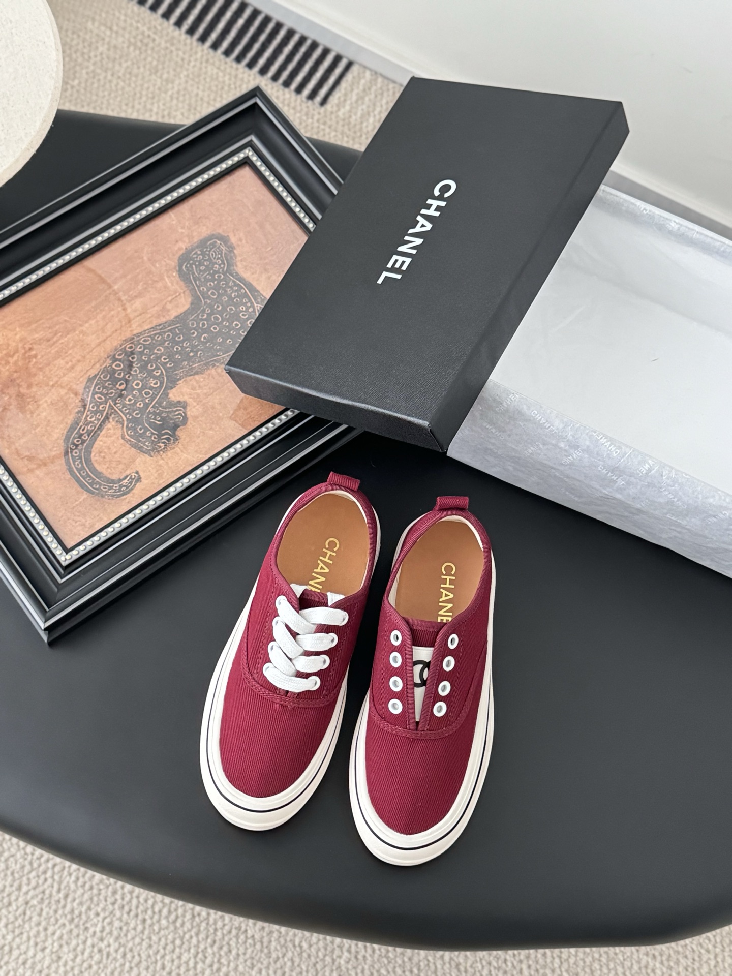 NO:259370,With white airplane box Chanel 25C hidden casual white shoes!  Vintage is full of sense, the medieval replica model is get~ The white shoes are suitable for spring and summer, and the black and white splicing is very Chanel. It is very retro college-like with socks. Size: 35-40, casual shoes/sports shoes, chanel, sneakers, socks19860909配白色飞机盒 Chanel 25C隐藏款休闲小白鞋！ Vintage感满满,中古复刻款get啦～ 小白鞋适配春夏,黑白拼接就很Chanel. 配合袜子就很复古学院的感觉. Size:35-40,休闲鞋/运动鞋,chanel,sneakers,socks,Women's Shoes