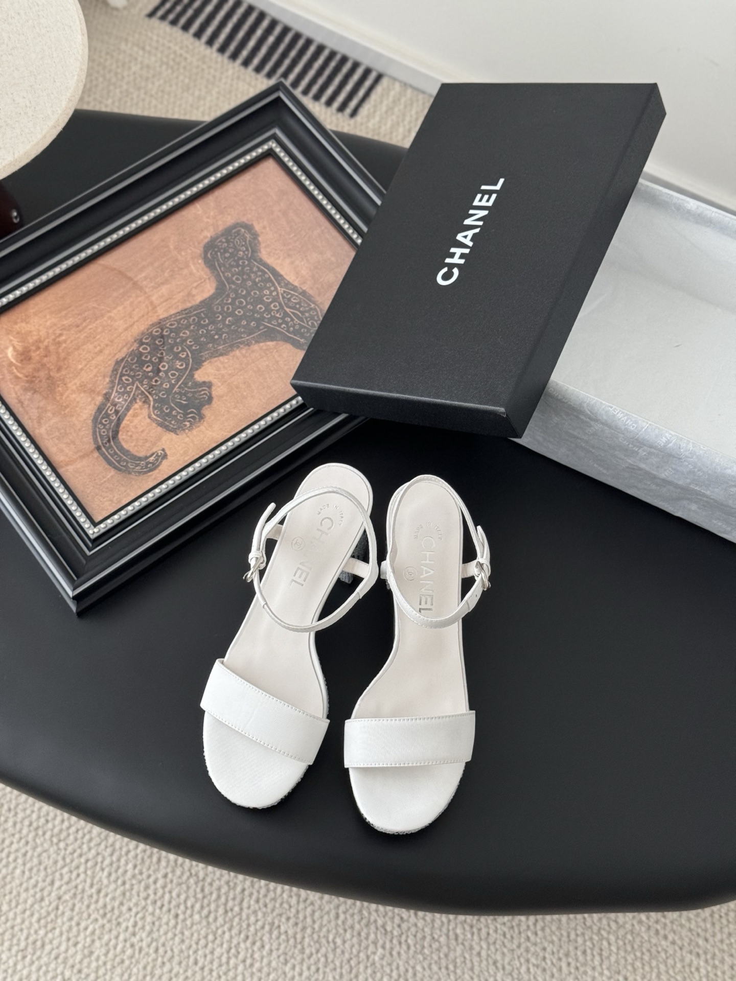 NO:259367,Chanel25K early spring series of diamond-iron sandals, new models are available for sale, original diamond-iron process, inner foot pad sheepskin, genuine leather soles, Size: 35-39 Other sizes customized, sandals, chanel, sandals, sheepskin, Leather soles19860909Chanel25K早春系列烫钻凉鞋 新款抢先发售 原版烫钻工艺 内里垫脚羊皮 真皮大底 Size:35-39 其它码数定做,凉鞋,chanel,sandals,sheepskin,Leather soles,Women's Shoes