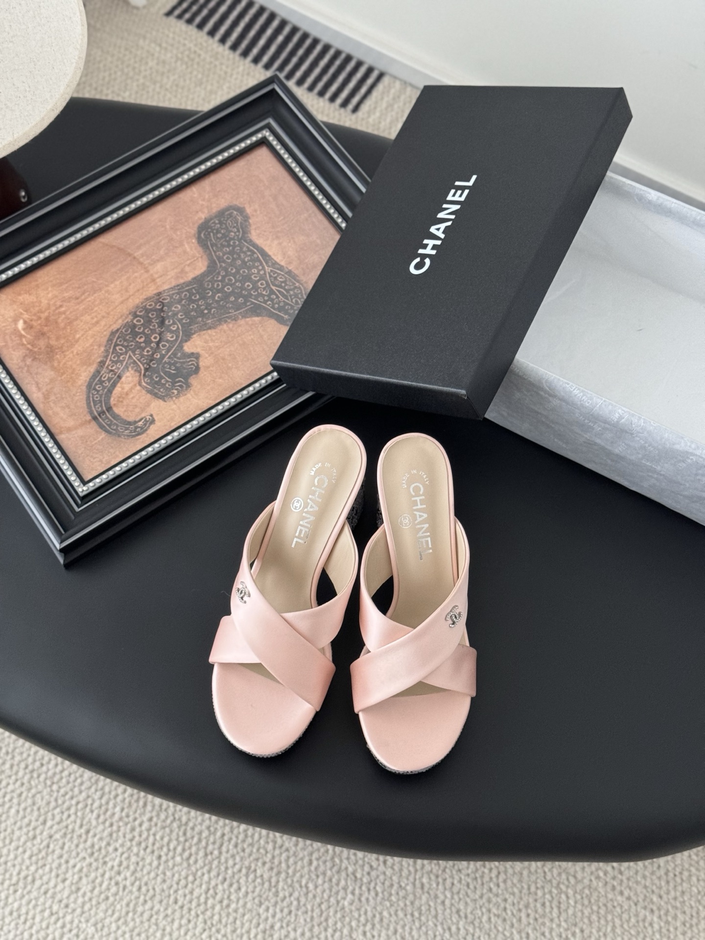 NO:259354,Chanel25K early spring series diamond sandals, new models are available for sale, original diamond ironing process, inner foot pad sheepskin, genuine leather soles, Size: 35-39 Other sizes customized, high heels, chanel, sandals, high heels, sheepskin, Leather soles19860909Chanel25K早春系列烫钻凉鞋 新款抢先发售 原版烫钻工艺 内里垫脚羊皮 真皮大底 Size:35-39 其它码数定做,高跟鞋,chanel,sandals,high heels,sheepskin,Leather soles,Women's Shoes