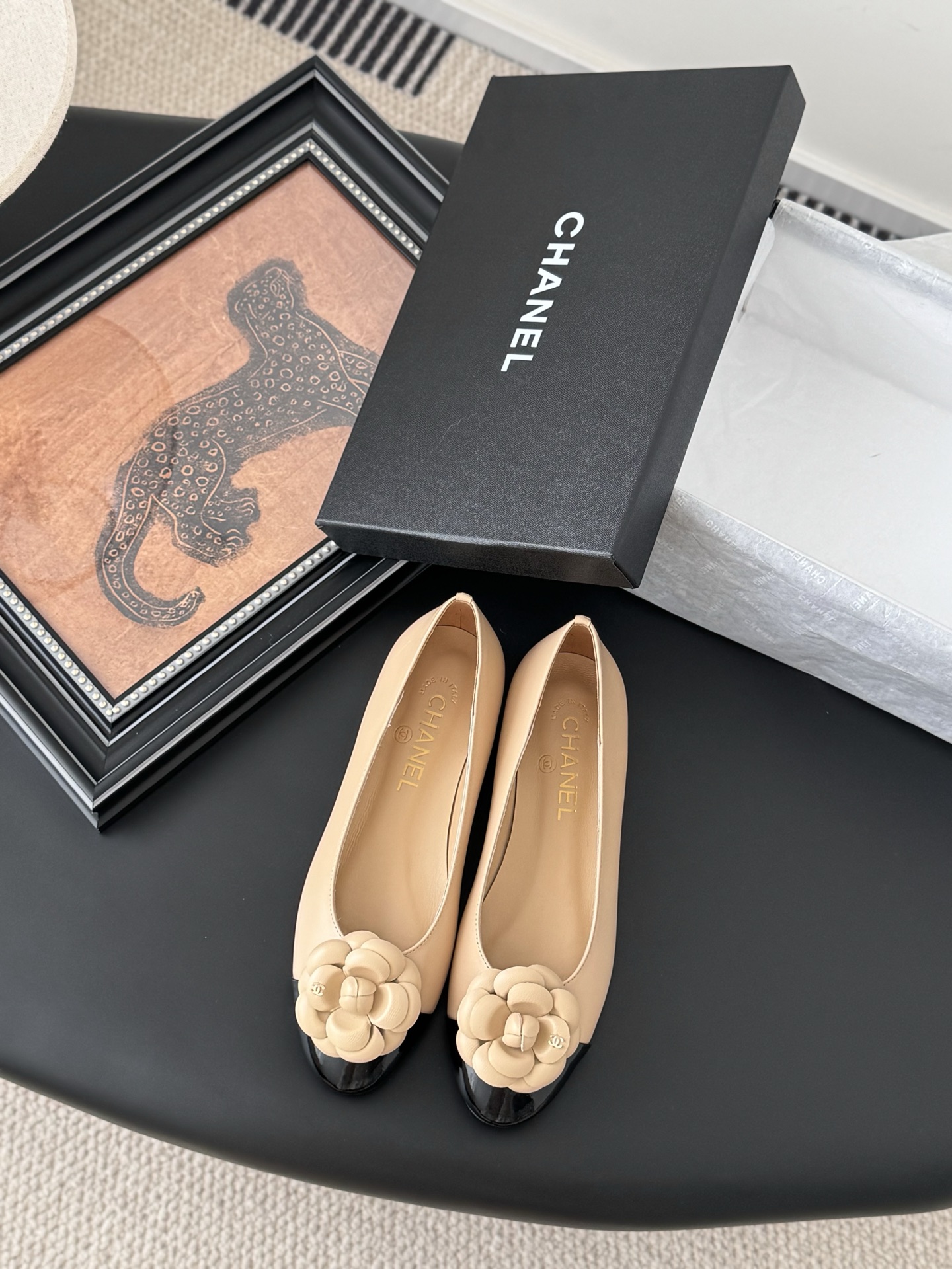 NO:260358,Chanel 25K spring and summer new camellia single shoe series. This season's camellia series is really beautiful. Grandma's usual elegant and famous temperament is full of high-end feeling!  It’s very nice to wear barefoot or paired with skirts or trousers, it’s very versatile!  Invincible beauty!  Special fairy, the upper is imported small lambskin, the inner footbed mixed breed sheepskin, Italian A-grade leather outsole, heel height 1.5cm/4.5cm Size35-39 (customized by 40/41), single shoes, chanel, skirts, sheepskin, Leather soles19860909Chanel 25K春夏新品山茶花单鞋系列 这一季山茶花系列真的超美 香奶奶家一贯的优雅名媛气质 高级感十足！上脚非常nice～ 不管光脚穿或搭配裙装、裤装、 都非常百搭！无敌美！特别仙 鞋面采用进口小羊皮 内里垫脚混种羊皮 意大利A级真皮大底 跟高1.5cm/4.5cm Size35-39（40/41定制）,单鞋,chanel,skirts,sheepskin,Leather soles,Women's Shoes