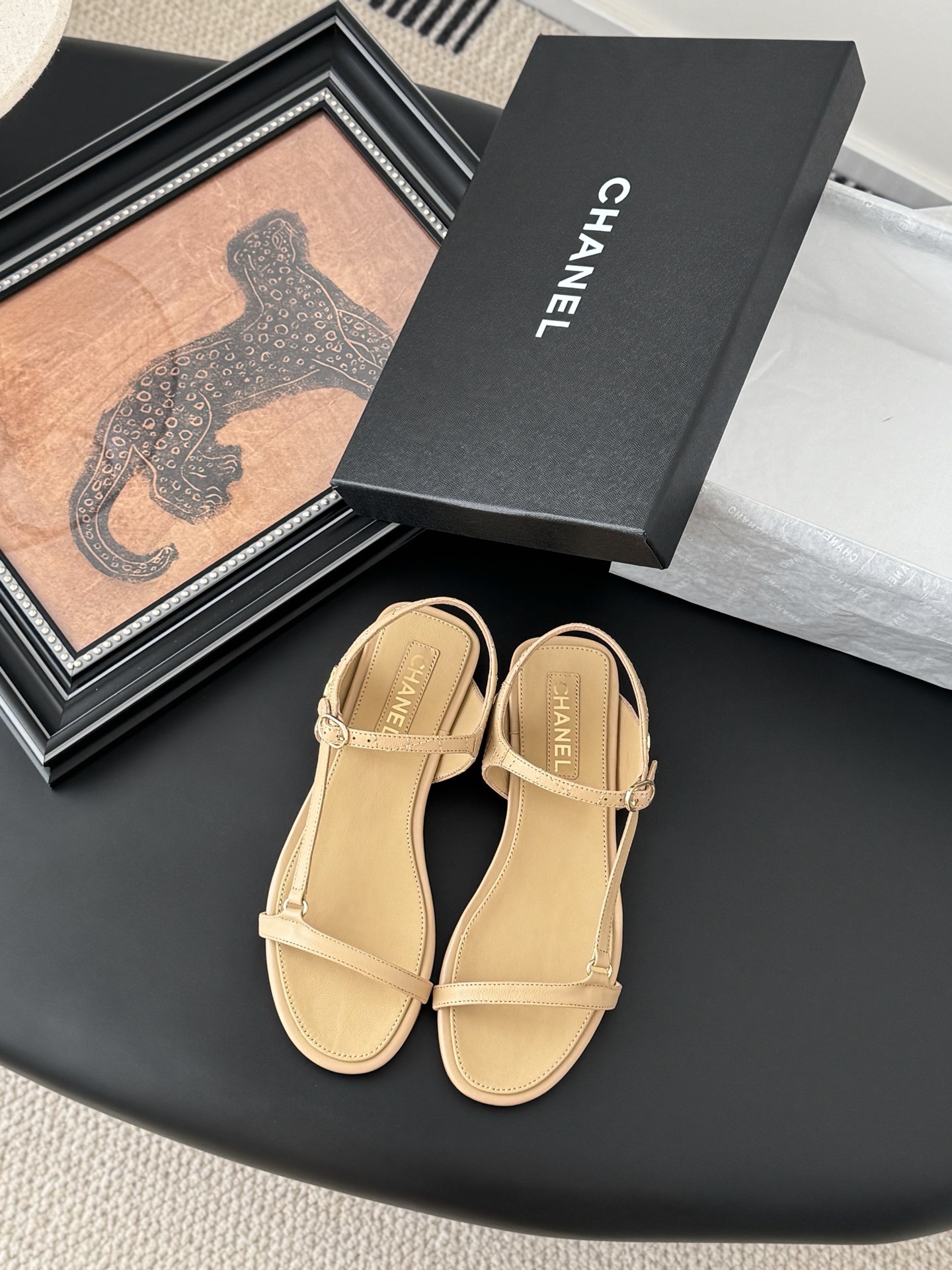 NO:260355,Chanel Xiaoxiang 25s new chain double C sandals, original 1:1 replica, classic among classics, whether paired with pants or skirts, it is a must-have for little fairies!  The upper is made of imported lambskin, the inner top mixed-bred lambskin, imported Italian cowhide, size 35-39 (customized by 40/41), sandals, chanel, sandals, skirts, cowhide, sheepskin19860909Chanel 小香25s新品链条双C凉鞋 原版1:1复刻 经典中的经典 无论搭配裤装还是裙装都是完美 小仙女们必备！ 鞋面采用进口小羊皮 内里顶级混种羊皮 意大利进口牛皮大底 码数 35-39（40/41定制）,凉鞋,chanel,sandals,skirts,cowhide,sheepskin,Women's Shoes