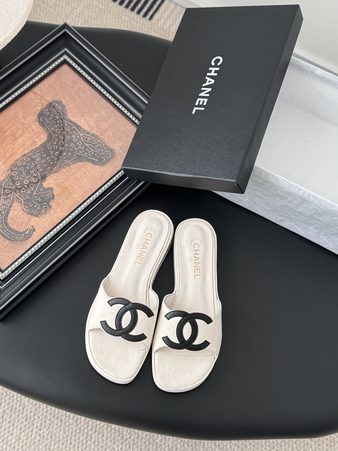 NO:260343,Chanel 25K spring and summer new double C slippers, suede upper, sheepskin inner, original outsole. Size: 35-39 40 set, slippers, chanel, slippers, sheepskin, chamois leather19860909Chanel 25K春夏新品双C拖鞋 鞋面麂皮,内里羊皮,原版大底. Size:35-39 40定,拖鞋,chanel,slippers,sheepskin,chamois leather,Women's Shoes