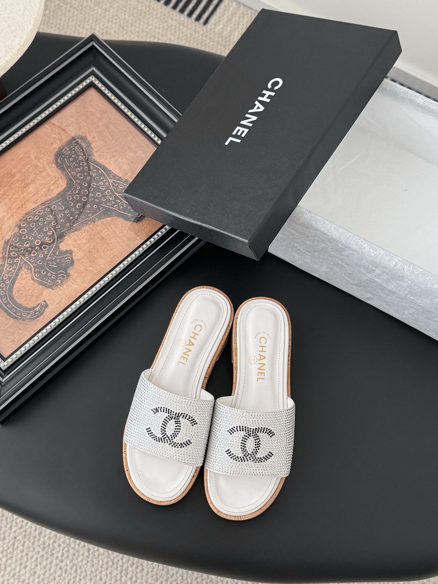 NO:260346,Chanel 25K spring and summer new double C slippers, upper iron diamond, inner sheepskin, original outsole. Size: 35-39 40 set, slippers, chanel, slippers, sheepskin19860909Chanel 25K春夏新品双C拖鞋 鞋面烫钻,内里羊皮,原版大底. Size:35-39 40定,拖鞋,chanel,slippers,sheepskin,Women's Shoes