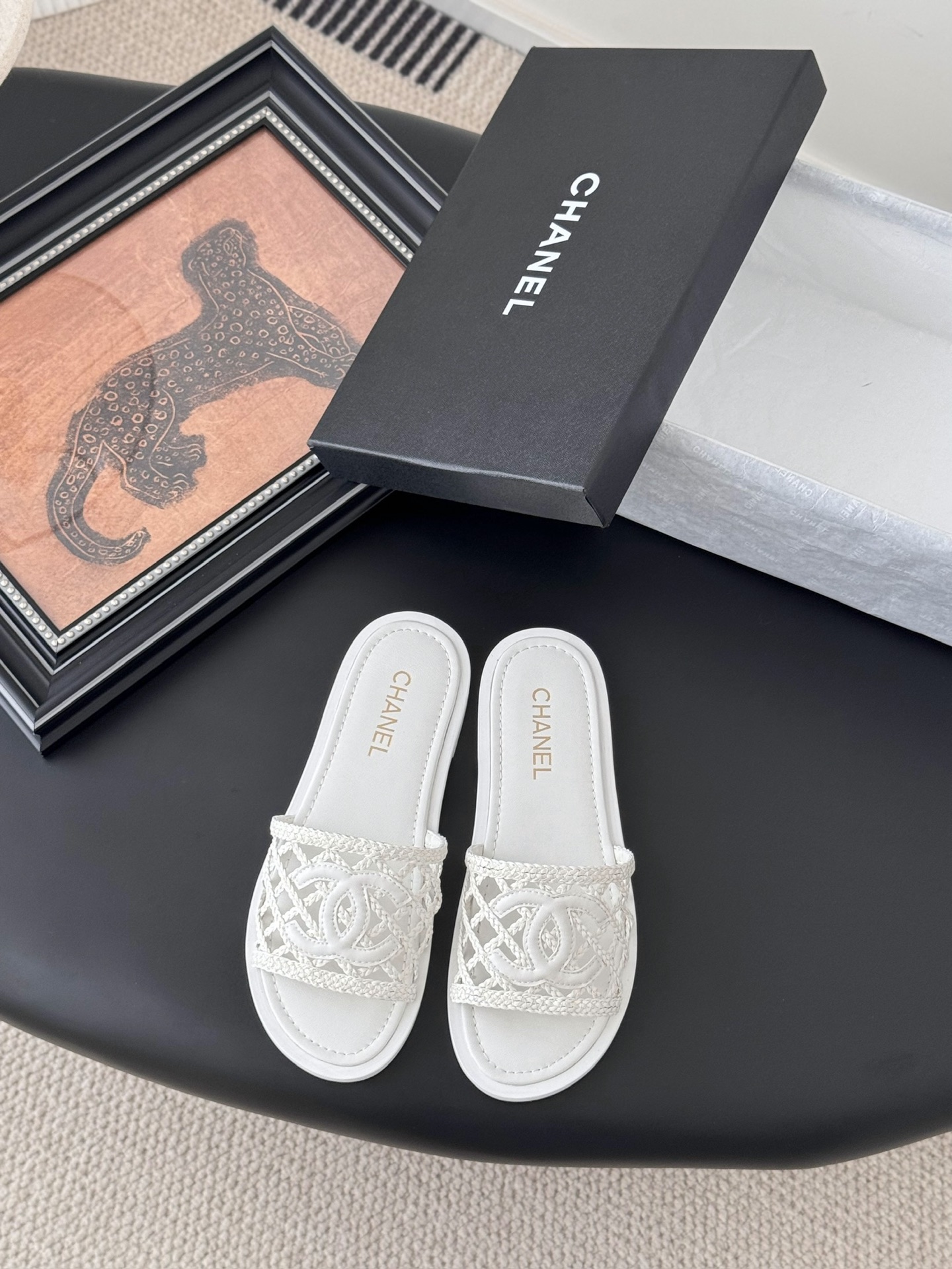 NO:260348,Chanel 25K spring and summer new woven slippers, upper woven surface, inner sheepskin, genuine leather outsole. Size:35-39 40 set, slippers, chanel, slippers, sheepskin, Leather soles19860909Chanel 25K春夏新品编织拖鞋 鞋面编织面,内里羊皮,真皮大底. Size:35-39 40定,拖鞋,chanel,slippers,sheepskin,Leather soles,Women's Shoes