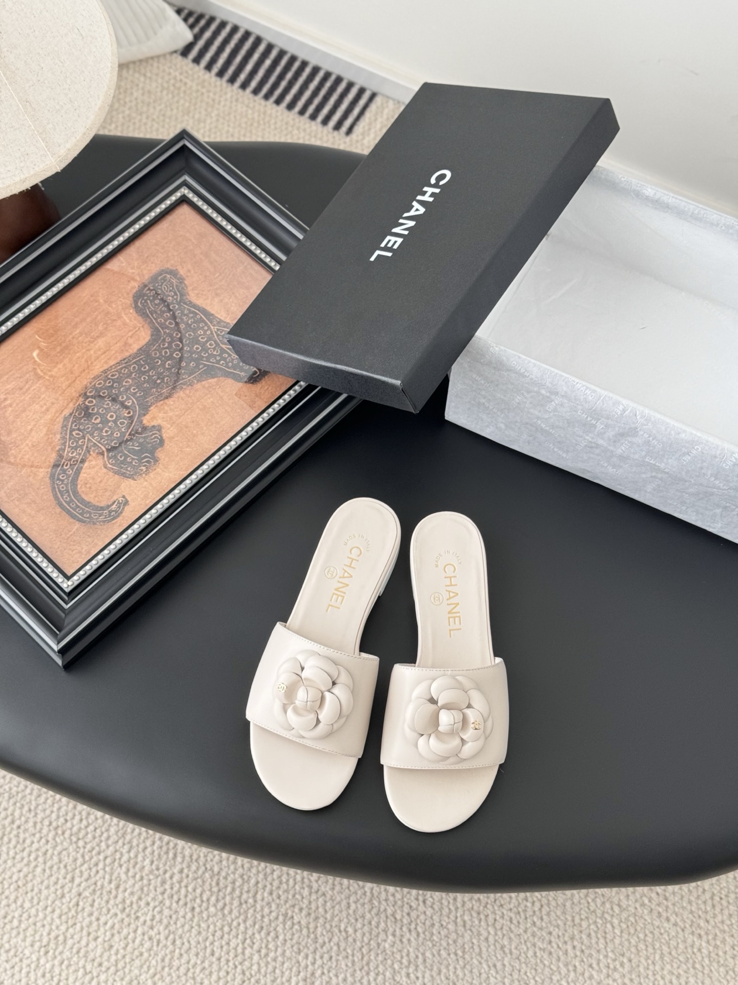 NO:247751,Chanel 25P Double C Camellia Slippers!  The upper is made of imported calfskin, the inner tiptoe is all cotton sheepskin, imported cowhide, heel height 1.5cm/5.5cm size35-39 (customized by 40/41), slippers, chanel, slippers, cowhide, sheepskin19860909Chanel 25P双C山茶花粗跟拖鞋！ 鞋面采用进口小牛皮 内里踮脚均为棉羊皮 意大利进口牛皮大底 跟高1.5cm/5.5cm size35-39（40/41定制）,拖鞋,chanel,slippers,cowhide,sheepskin,Women's Shoes