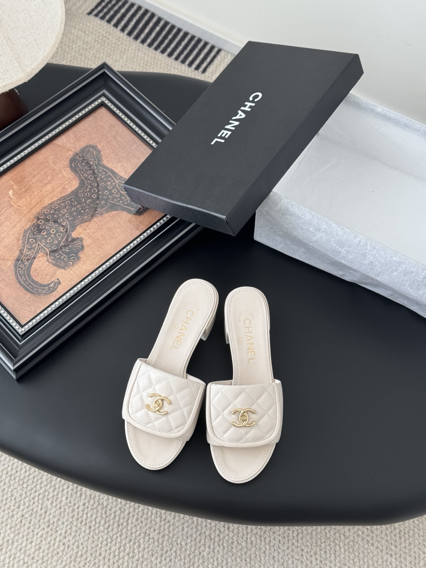 NO:247755,Chanel 25C new schoolbag buckle slippers Returned classic schoolbag buckle design Special Vintage full of retro flavor Loafers have also grown to aesthetics. Upper braided fabric inner sheepskin original outsole heel high flat sole/5cm Size:35-39 Other sizes customized, slippers, chanel, loafers, slippers, sheepskin19860909Chanel 25C新款书包扣拖鞋 回归的经典书包扣设计 特别Vintage 复古味十足 乐福鞋也长到了审美上 鞋面编织面料 内里羊皮 原版大底 跟高平底/5cm Size:35-39 其他码数定做,拖鞋,chanel,loafers,slippers,sheepskin,Women's Shoes