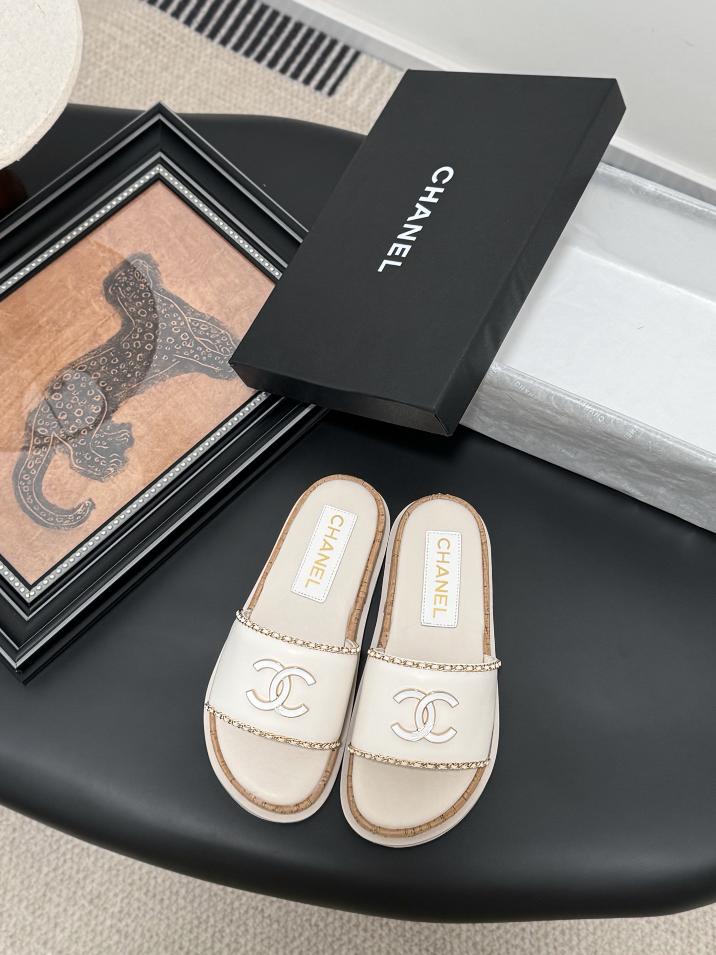 NO:265006,Chanel 25K new double C chain slippers. This season's Mi'er's feet look so good. She looks very slender and looks very gray!  Upper cowhide inner sheepskin Size:35-39 Other sizes customized, slippers, chanel, slippers, cowhide, sheepskin19860909Chanel 25K新款双C链条拖鞋 这一季的蜜儿拖上脚太好看了 上脚巨显细长 灰常滴高级！ 鞋面牛皮 内里羊皮 Size:35-39 其他码数定做,拖鞋,chanel,slippers,cowhide,sheepskin,Women's Shoes