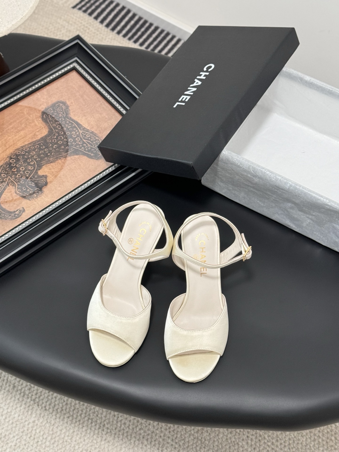 NO:265002,Chanel 25K Mary Jane new sandals, high-quality, complete colors~ Welcome to recommend upper sheepskin inner sheepskin leather outsole heel height 5/8cm Size:35-39 Other sizes customized, sandals, chanel, sandals, mary jane, sheepskin, Leather soles19860909Chanel 25K玛丽珍新款凉鞋 高版本高品质,全颜色做齐全～ 欢迎主推 鞋面羊皮 内里羊皮 真皮大底 跟高5/8cm Size:35-39 其他码数定做,凉鞋,chanel,sandals,mary jane,sheepskin,Leather soles,Women's Shoes