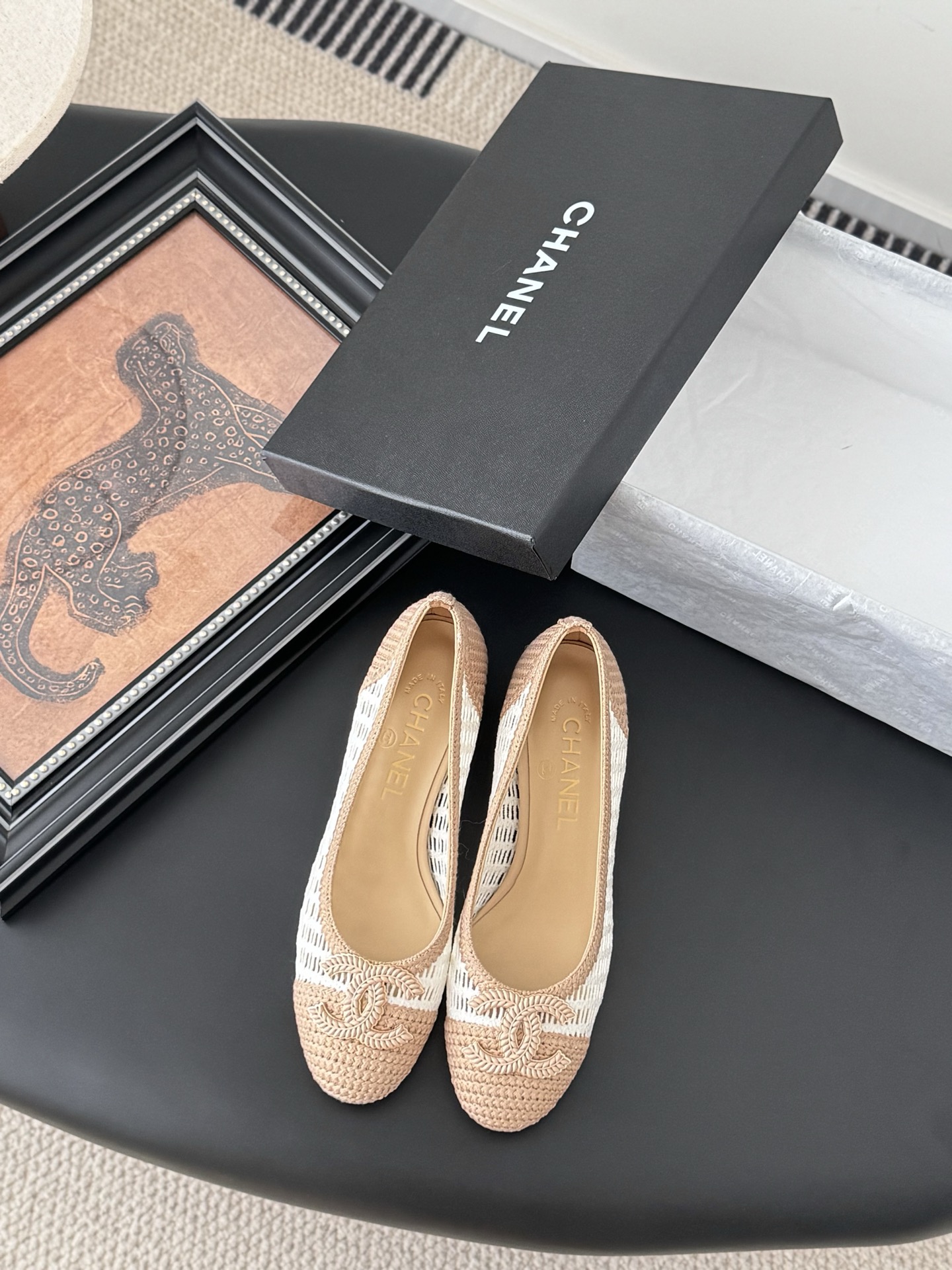 NO:265000,Chanel 25S new color ballet shoes original 1:1 replica classics. It is perfect for pairing with pants and skirts. The small round head design is very good to modify the foot shape, a must-have for little fairies!  Heels flat bottom/5cm Size 35-39 Other sizes customized, ballet shoes, chanel, skirts19860909Chanel 25S新色芭蕾舞鞋 原版1:1复刻 经典中的经典 无论搭配裤装还是裙装都是完美 小圆头的设计很好的修饰脚型 ,小仙女们必备！ 跟高平底/5cm 码数 35-39 其它码数定做,芭蕾舞鞋,chanel,skirts,Women's Shoes