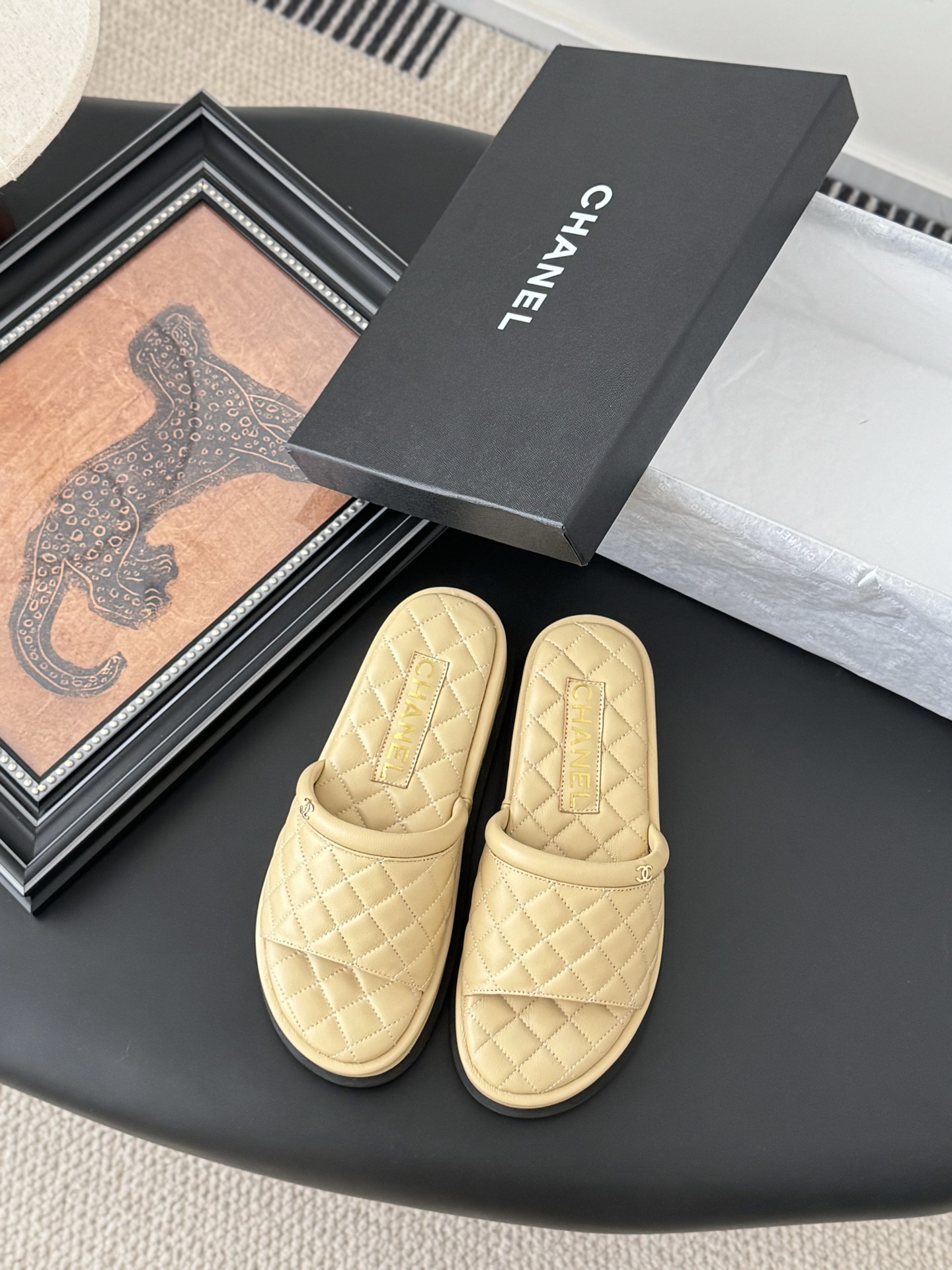 NO:265016,Chanel 25K new slippers This season's Mi'er's feet look so good. She looks so slender and looks so thin that she is often gray and high-end!  Upper cowhide inner sheepskin Size:35-39 Other sizes customized, slippers, chanel, slippers, cowhide, sheepskin19860909Chanel 25K新款拖鞋 这一季的蜜儿拖上脚太好看了 上脚巨显细长 灰常滴高级！ 鞋面牛皮 内里羊皮 Size:35-39 其他码数定做,拖鞋,chanel,slippers,cowhide,sheepskin,Women's Shoes